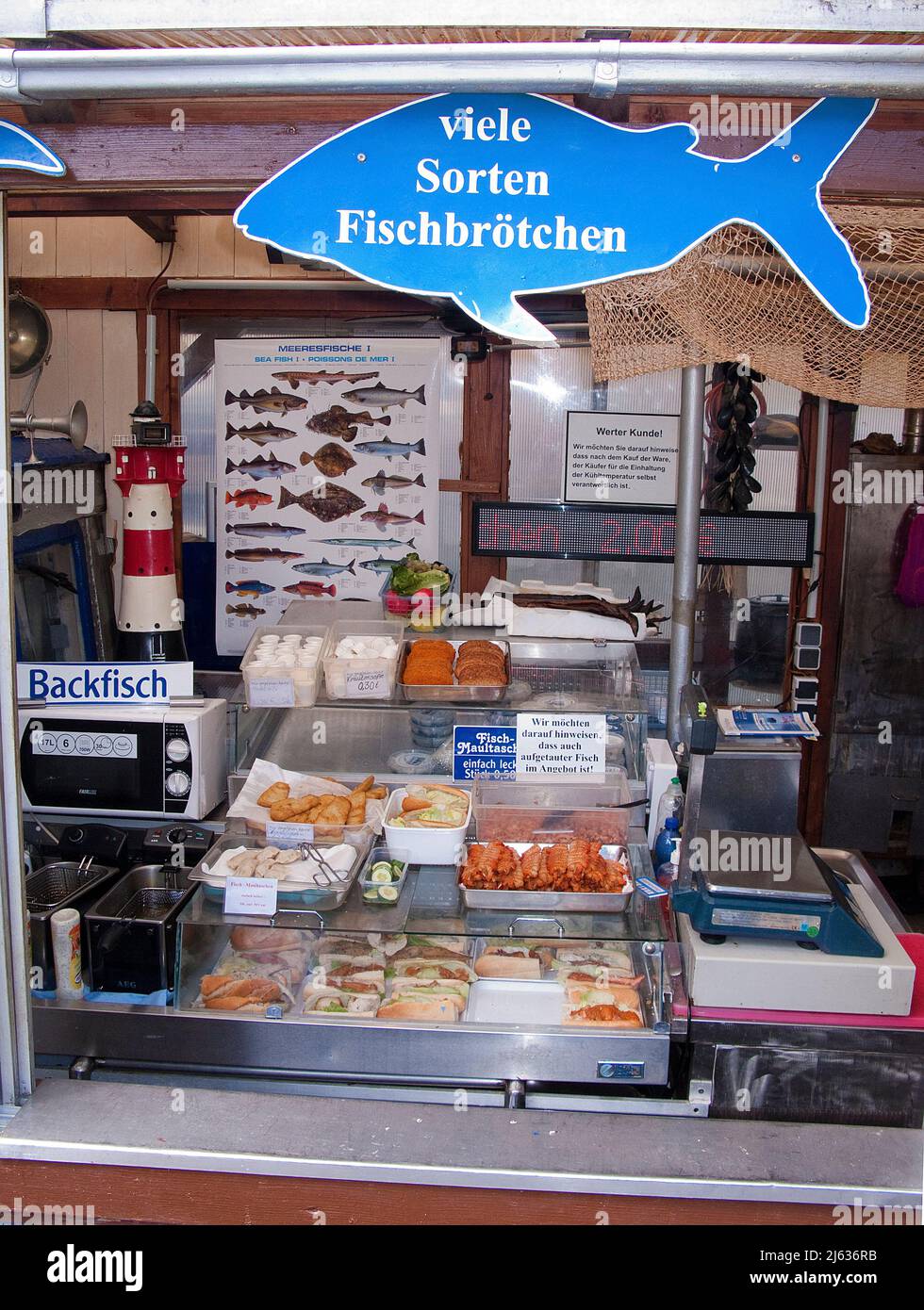 Fischbrötchen und frische Fische von Fischtrawler 'Heimat', Hafen von Sassnitz, Insel Rügen, Mecklenburg-Vorpommern, Ostsee, Deutschland Stockfoto