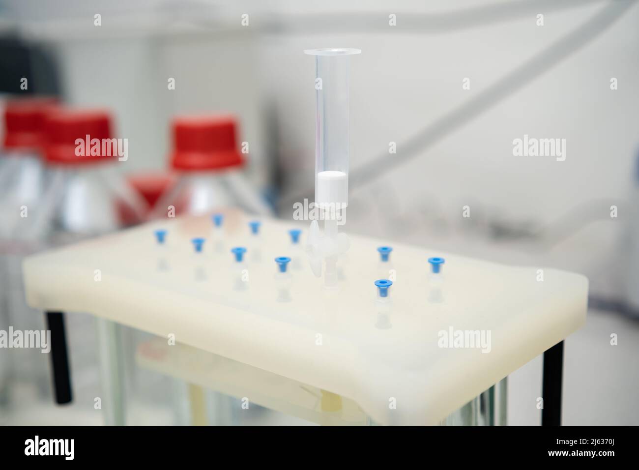 Vakuum-SPE-Vakuumkammer mit Festphasenextraktion und Katridge für die Probenvorbereitung im chemischen Labor. Stockfoto