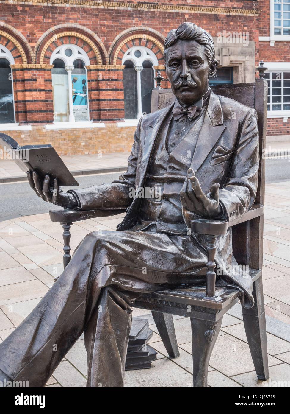 Diese Bronzeskulptur ist vom Autor Arnold Bennett vor dem Eingang des Potteries Museum and Art Gallery in Stoke on Trent in Staffordshire, Stockfoto
