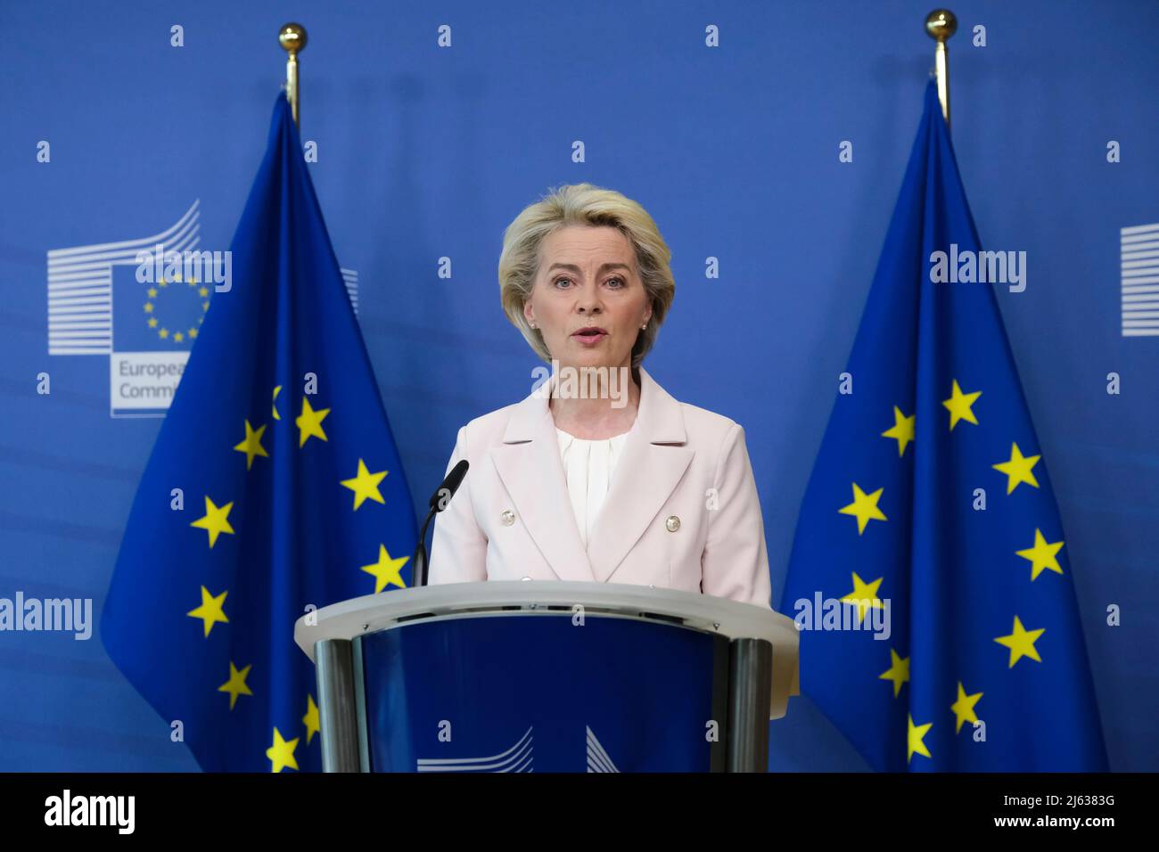 Brüssel, Belgien. 27. April 2022. EU-Kommissionspräsidentin Ursula von der Leyen gibt nach der Ankündigung von Gazprom über die Unterbrechung der Gaslieferungen in bestimmte EU-Mitgliedstaaten in Brüssel, Belgien, am 27. April 2022, eine Presseerklärung ab.Quelle: ALEXANDROS MICHAILIDIS/Alamy Live News Stockfoto