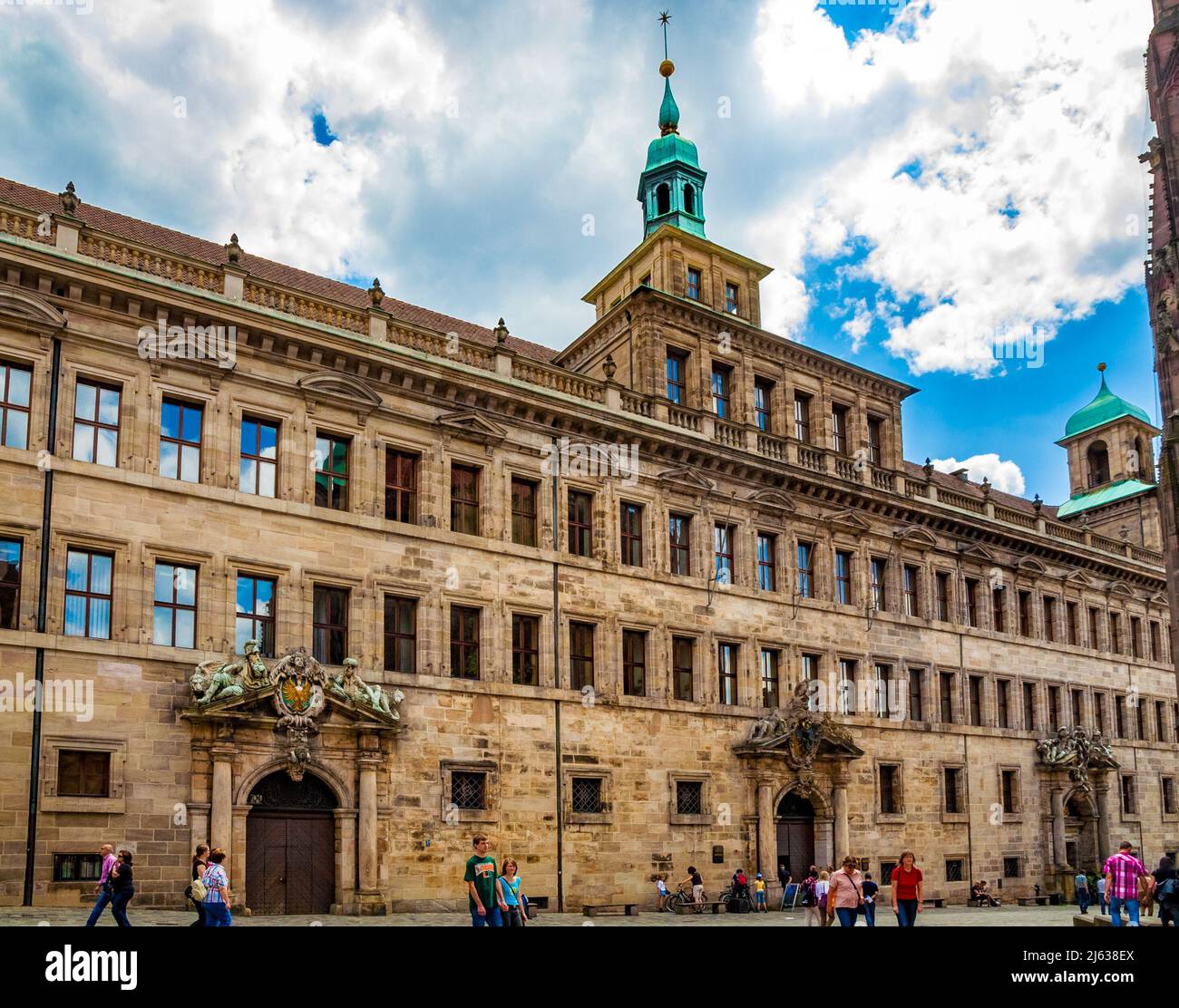 Schöne Sicht auf die Westfassade des Nürnberger Rathauses in Deutschland. An der Fassade befinden sich drei barocke Portale. Das zentrale Portal enthält die... Stockfoto