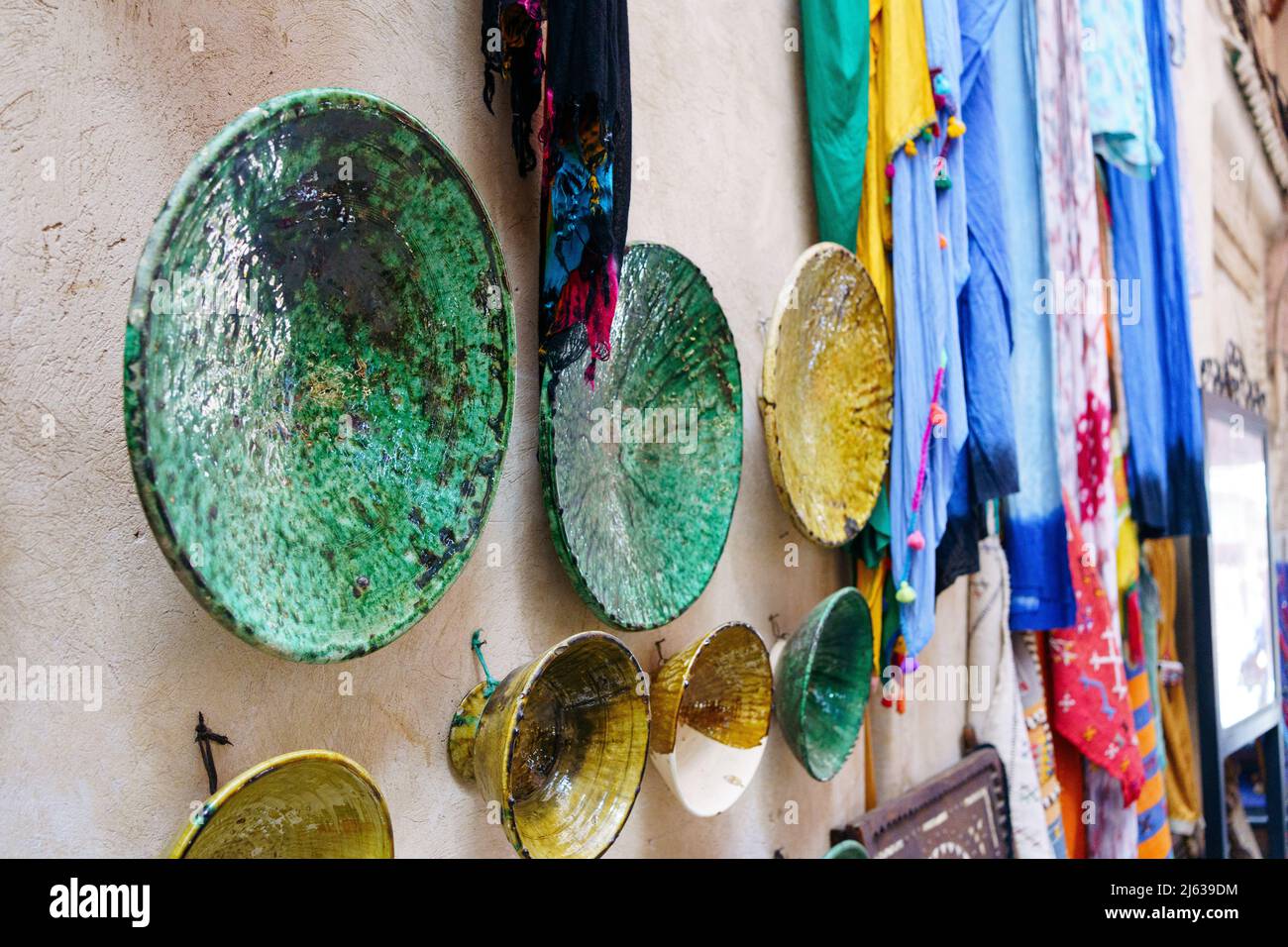 Einzigartige marokkanische Utensilien Kunst Gerichte auf dem Street Market in der Medina Stockfoto