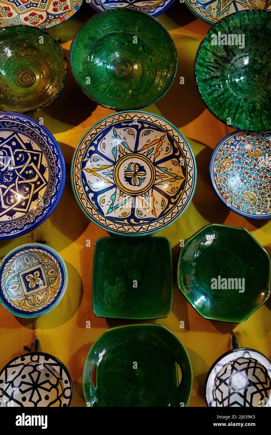 Einzigartige marokkanische Utensilien Kunst Gerichte auf dem Street Market in der Medina Stockfoto