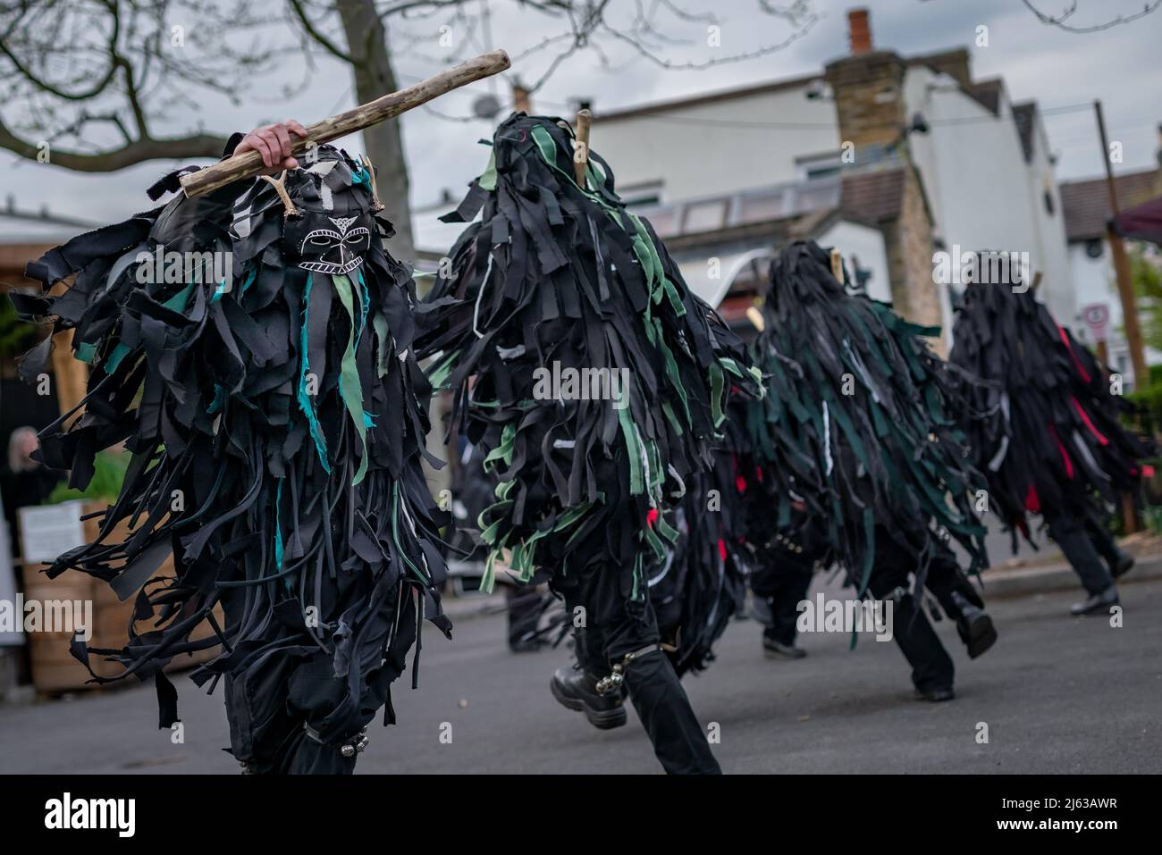 London, Großbritannien. 27.. April 2022. Die Wild Hunt Bedlam Morris treffen sich, um im Crown and Scepter Pubic House in Croydon aufzutreten. Die 1991 gegründeten Männer und Frauen des Morris-Teams treten im „Border“-Stil auf – vom Fantasy-Romanautor Terry Pratchett als „Dark Morris“ bezeichnet – und tragen Mäntel, die als ‘„Tatzer“ bekannt sind, und Masken, die mit keltischen Symbolen verziert sind. Historisch gesehen wurden Masken getragen, um eine Identifizierung beim Tanzen um Geld zu verhindern. Kredit: Guy Corbishley/Alamy Live Nachrichten Stockfoto