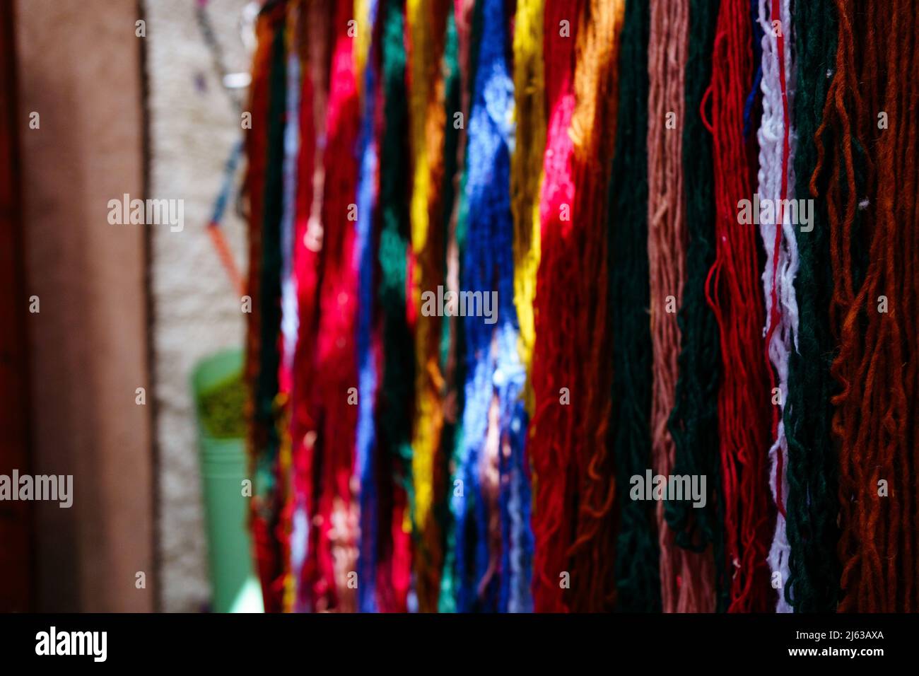 Bunte Fäden für Teppiche, die auf einem Markt in Marokko verkauft werden. Garn. Stockfoto