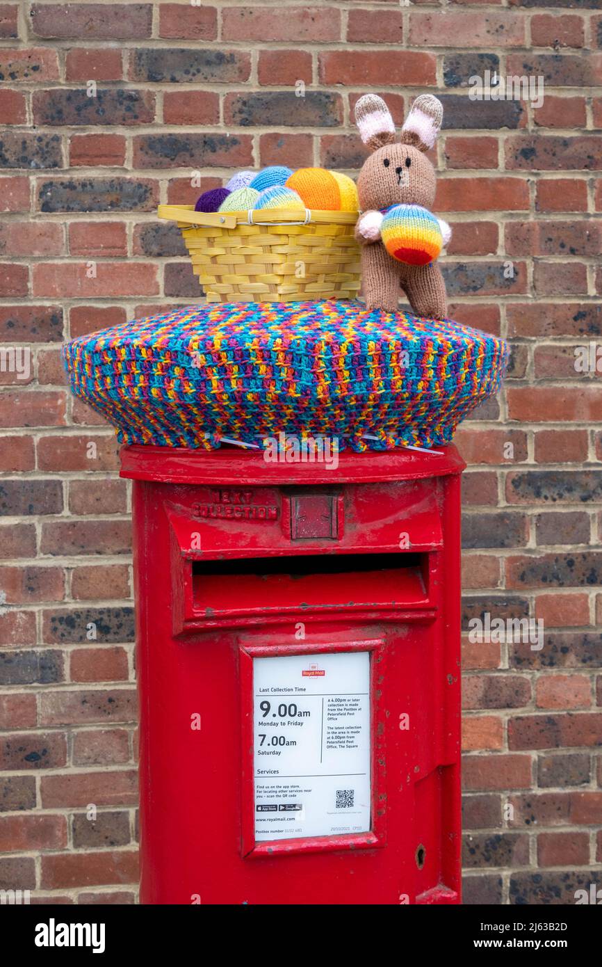 Gestrickter Osterhase mit Eierkarton-Topper Stockfoto