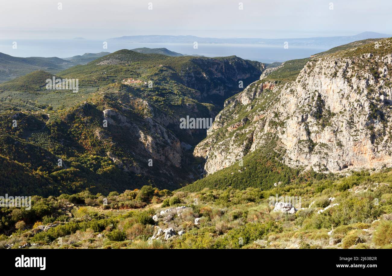 Ein Blick auf die Schlucht von Rindomo, das Dorf Vorio und die Bucht von Messina im Süden des Peloponnes von Griechenland Stockfoto