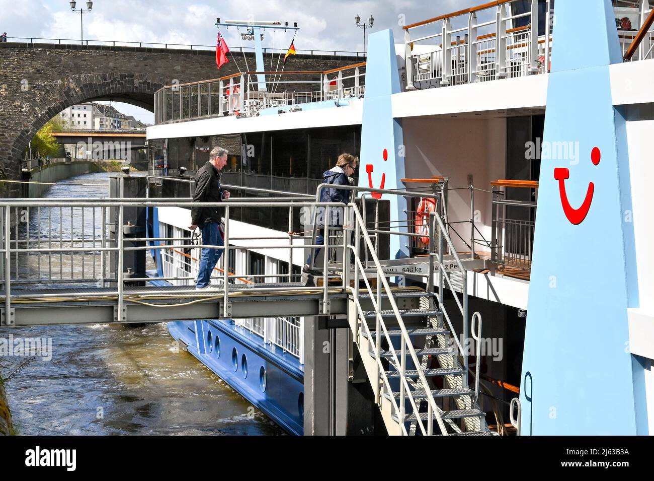 Koblenz, Deutschland - April 2022: Passagiere steigen an Bord eines Flusskreuzfahrtschiffes der TUI River Cruises ein Stockfoto