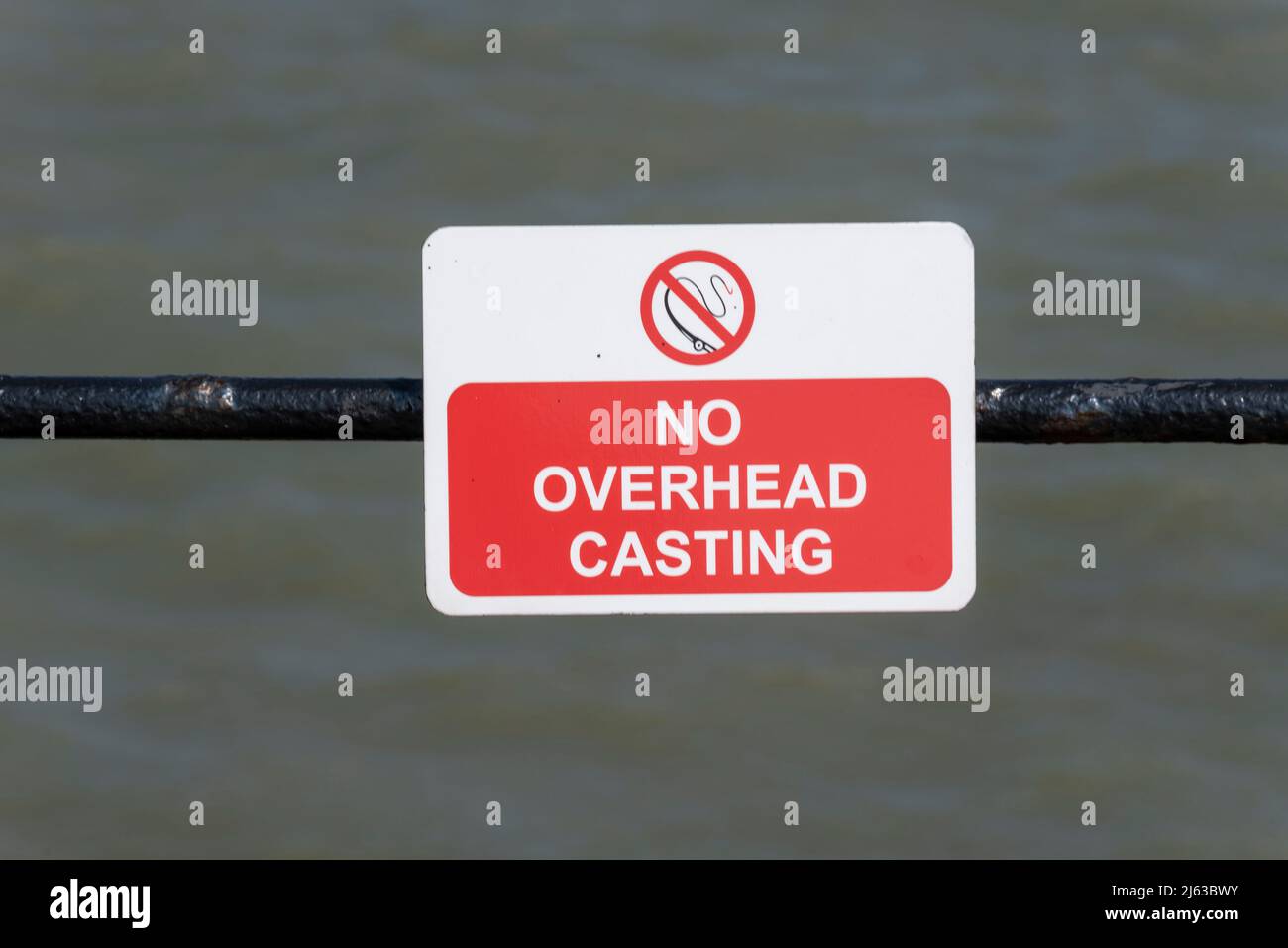 Kein Kopfguss, Warnschild für Angler am Southend Pier. Fangbeschränkungen Stockfoto