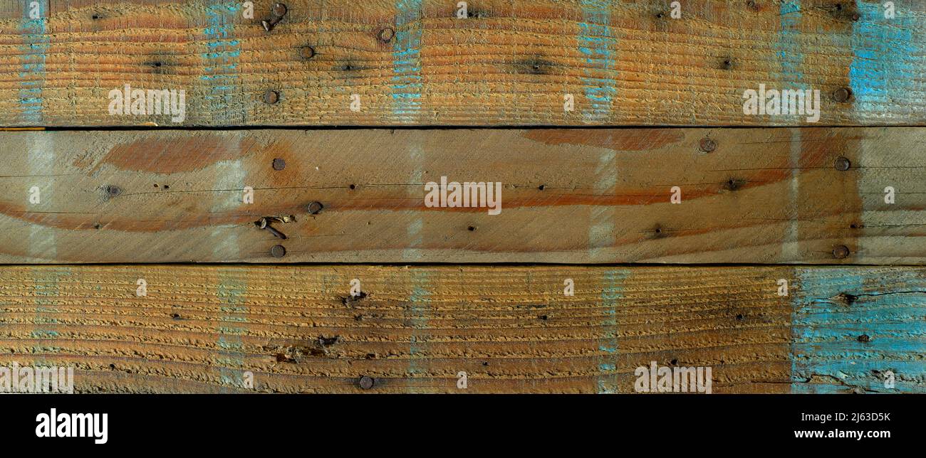 Grungige Holzbretter mit rauer Textur und Farbe als Hintergrund Stockfoto
