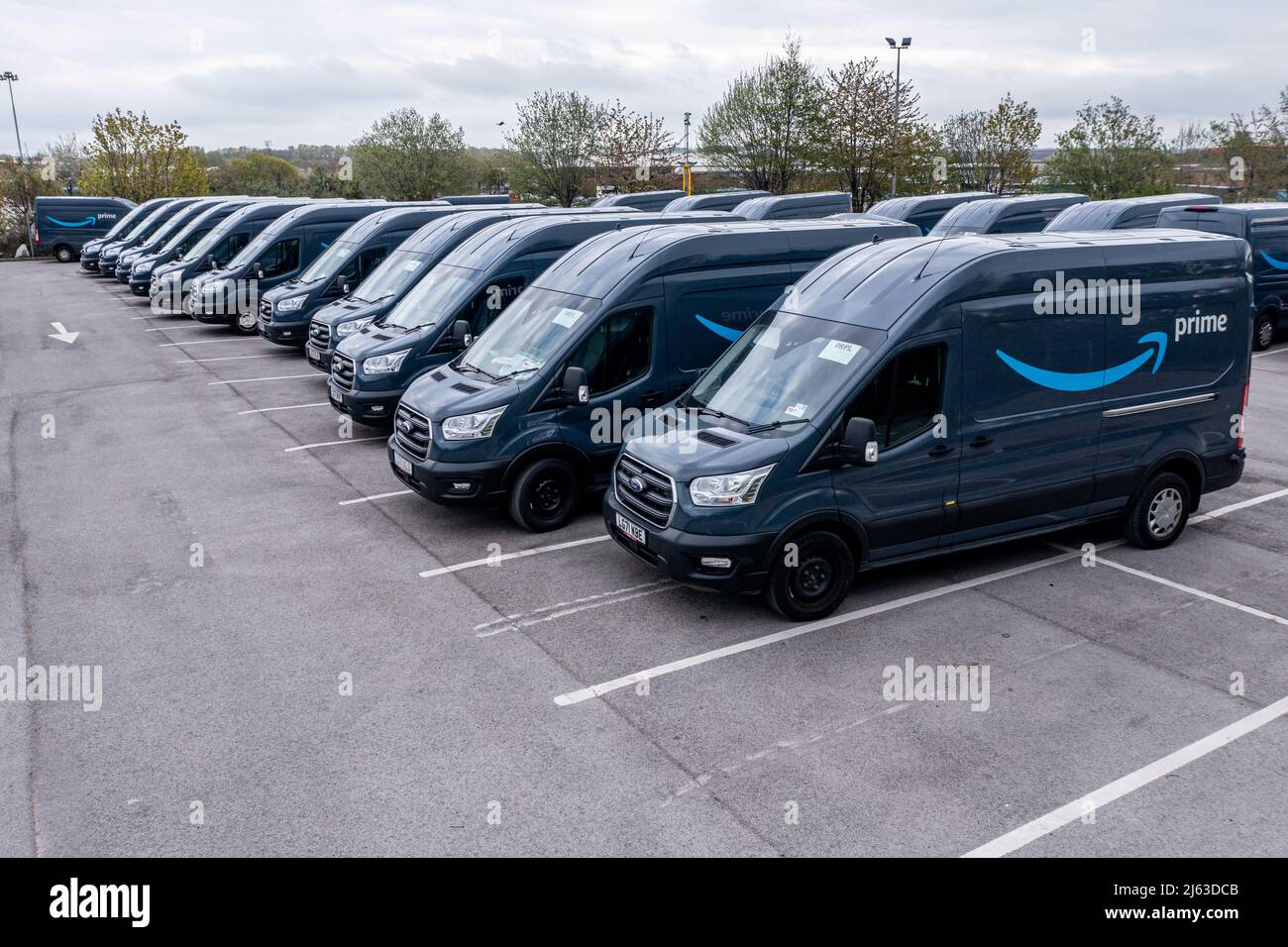LEEDS, GROSSBRITANNIEN - 25. APRIL 2022. Eine Flotte von Amazon Prime Ford  Transit Lieferwagen, die verladen werden können, um Online-Shopping-Artikel  nach Hause in Großbritannien zu liefern Stockfotografie - Alamy