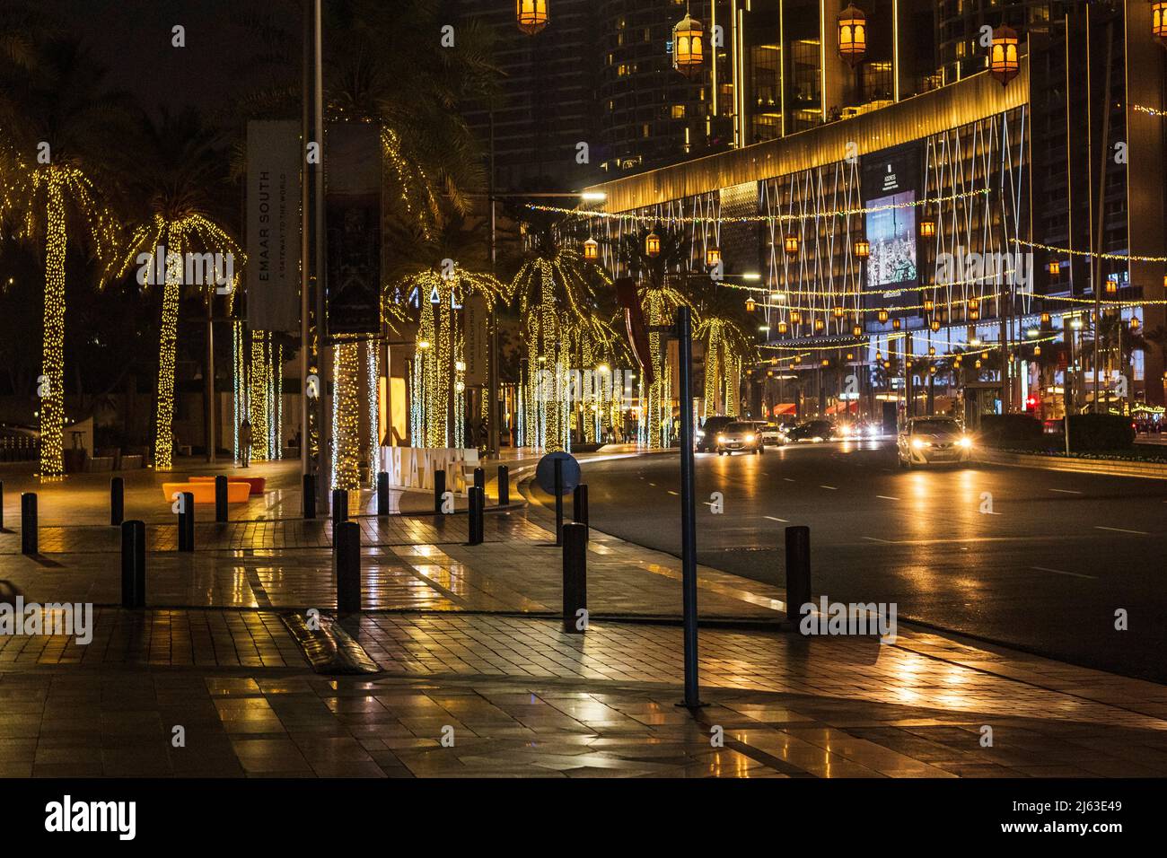 Dubai, VAE - 04.16.2022 - Straße in der Innenstadt bei Nacht Stockfoto