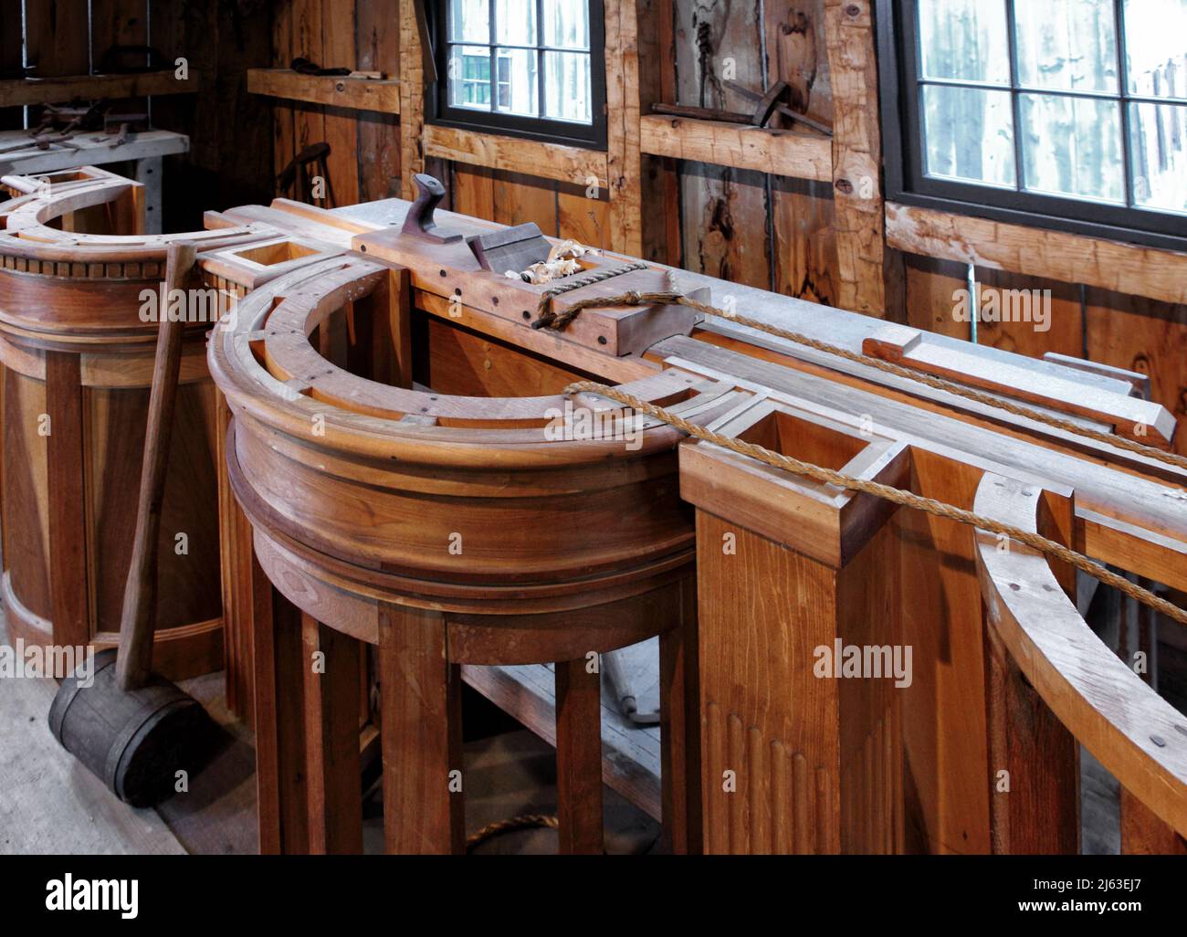 Das Innere eines Vintage-Holzgeschäfts mit einem antiken Shaper Hobel. Stockfoto
