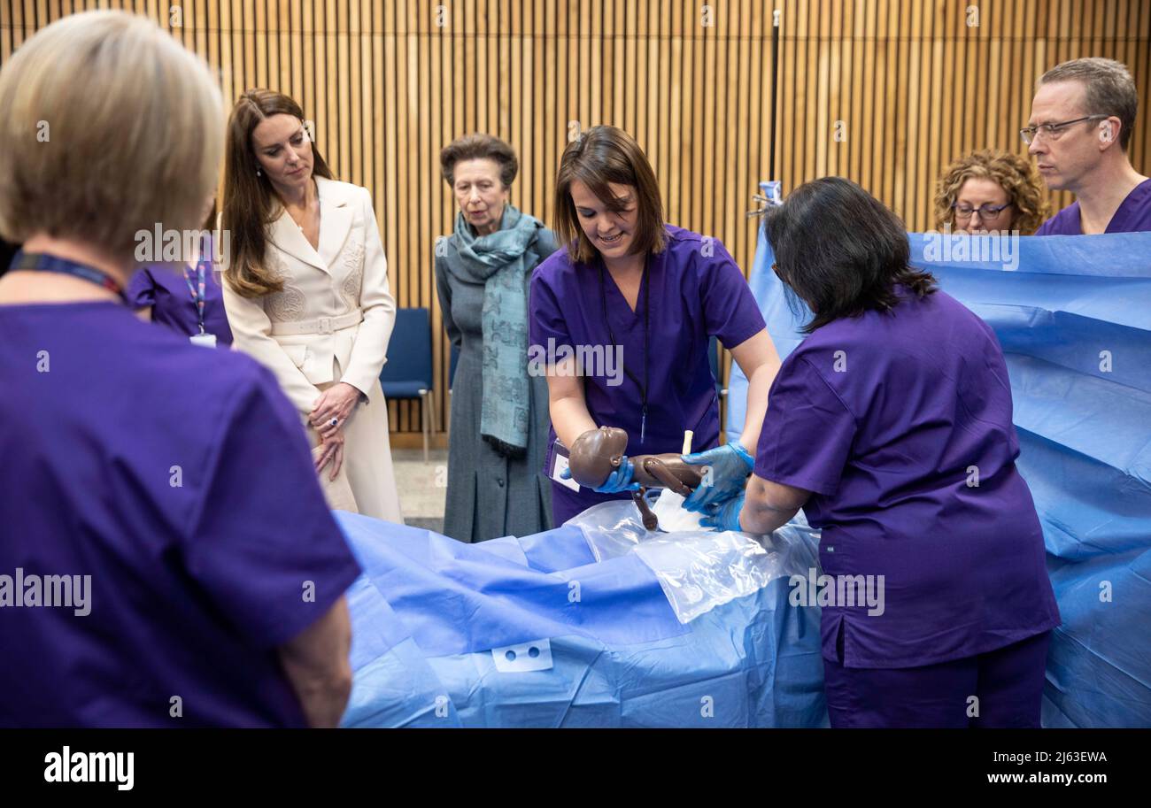 Die Prinzessin Royal, Schutzpatronin des Royal College of Hebammen (RCM), und die Herzogin von Cambridge, Schirmherrin des Royal College of Obstetricians and Gynecologists (RCOG), beobachten bei einem Besuch ihres Hauptquartiers in London eine Demonstration einer Scheinheilungsoperation von Dr. Katie Cornthwaite mit einem Dummy. Um zu erfahren, wie RCM und RCOG zusammenarbeiten, um die Gesundheitsversorgung von Müttern zu verbessern, und um mit Vertretern des National Center for Maternity Improvement von Tommy zusammenzutreffen. Bilddatum: Mittwoch, 27. April 2022. Stockfoto