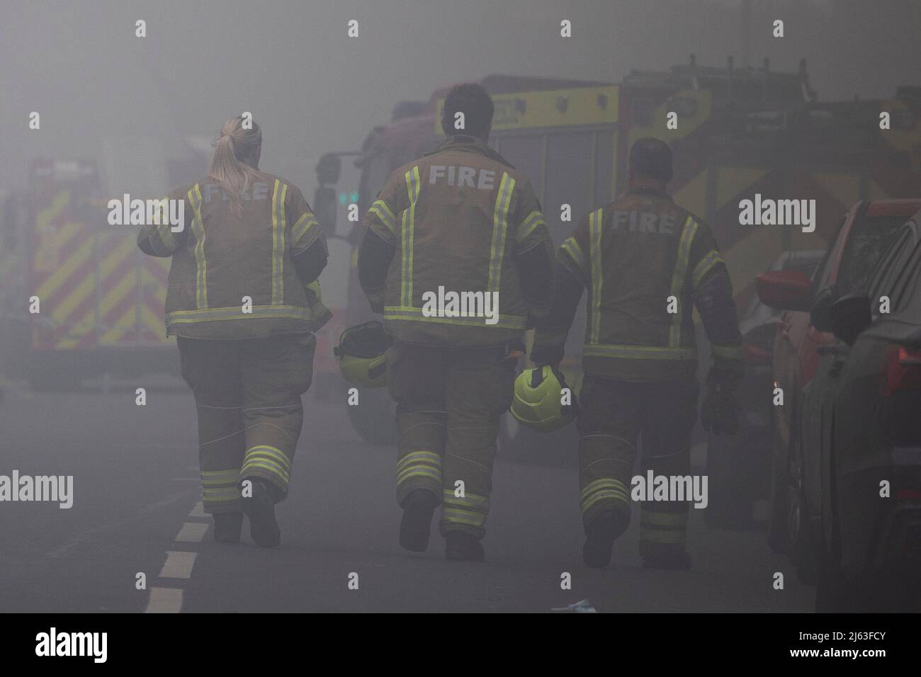 © George Cracknell Wright 2022 26/04/2022. London, Großbritannien. Feuerwehrleute am Brandort eines Wohnblocks auf der Creek Road in Deptford South im Südosten Londons. Zwanzig Feuerwehrfahrzeuge und rund 120 Feuerwehrleute wurden heute zu einem Brand auf der Creek Road in Deptford entsandt. Etwa 13 Personen verließen das Gebäude, bevor die Feuerwehr eintraf, und es gab keine Berichte über Verletzungen. Bildnachweis: George Cracknell Wright Stockfoto