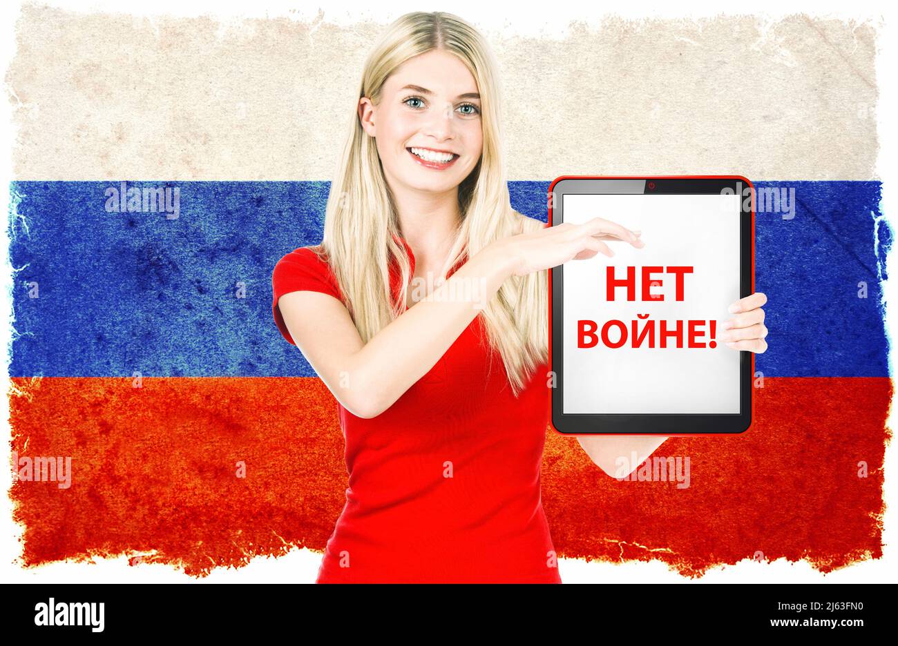 Junge Frau mit russischer Nationalflagge auf dem Hintergrund mit Tablet-pc. KEIN KRIEG in russischer Sprache Stockfoto