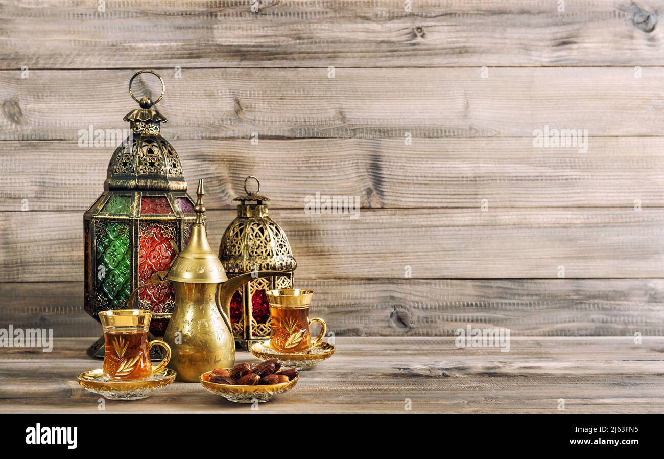 Orientalische Laterne, Teetisch auf Holzhintergrund. Weihnachtsdekoration Stockfoto