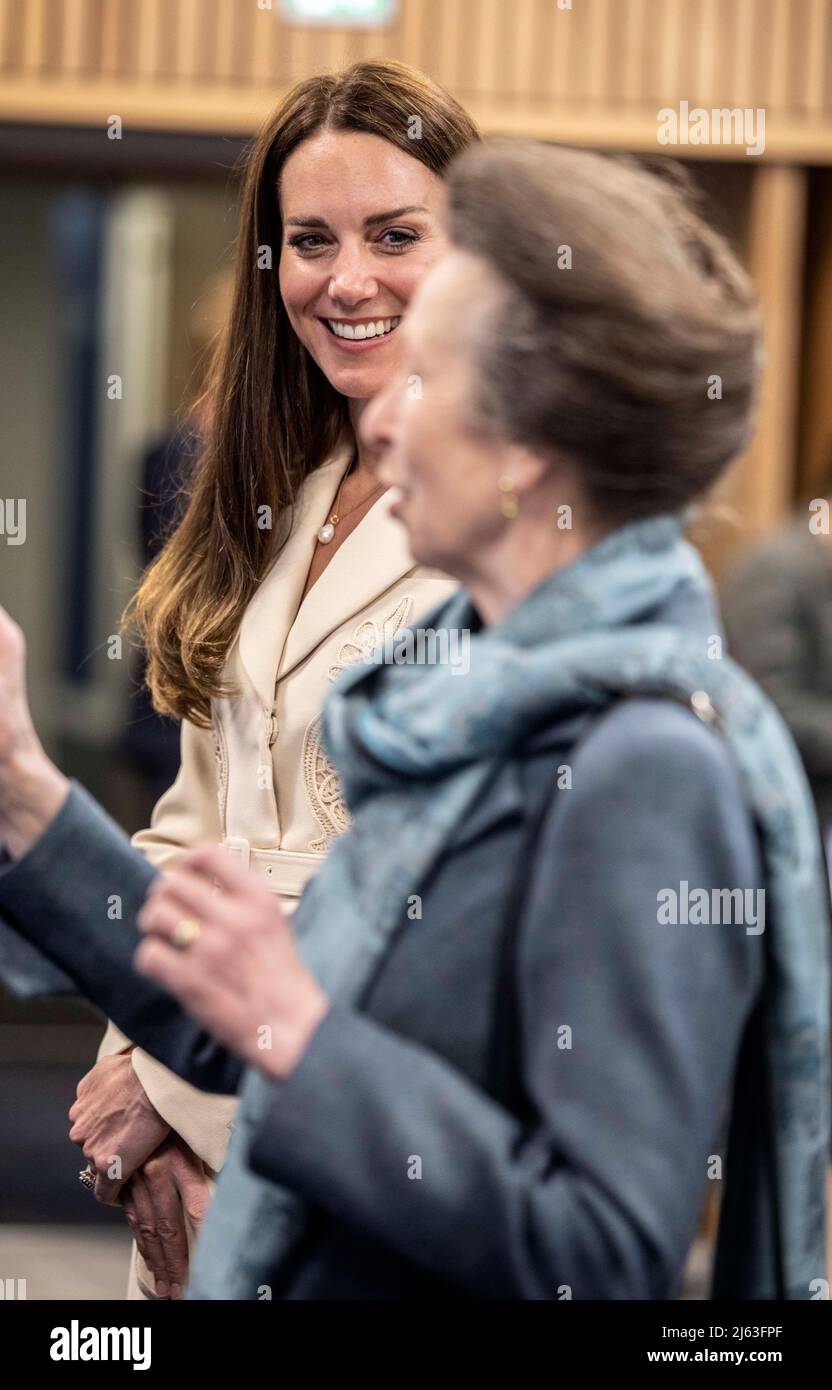 Die Prinzessin Royal, Schirmherrin des Royal College of Hebammen (RCM), und die Herzogin von Cambridge, Schirmherrin des Royal College of Obstetricians and Gynecologists (RCOG), besuchten während eines Besuchs ihren Hauptsitz in London, Um zu erfahren, wie RCM und RCOG zusammenarbeiten, um die Gesundheitsversorgung von Müttern zu verbessern, und um mit Vertretern des National Center for Maternity Improvement von Tommy zusammenzutreffen. Bilddatum: Mittwoch, 27. April 2022. Stockfoto