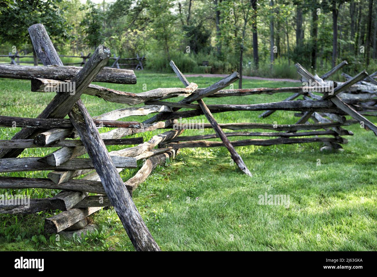 Ein gespaltener Schienenzaun im Schlangen- oder Wurmstil streut in die Ferne. Diese Art von Zaun war in den nordöstlichen Vereinigten Staaten üblich, weil die gro Stockfoto