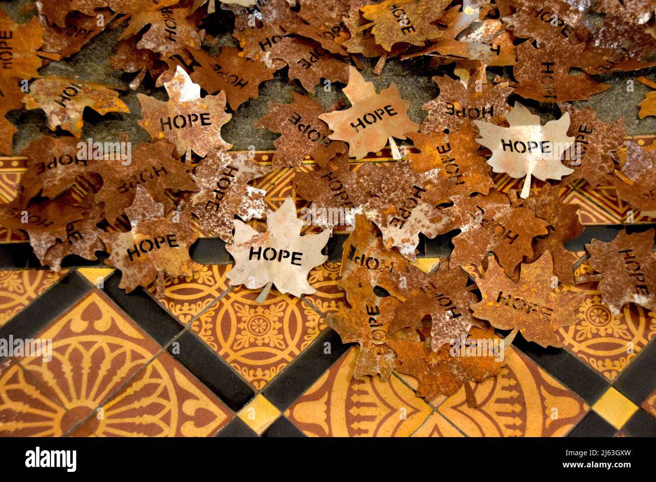 27/04/2022 Rochester UK Rochester Cathedral Sanctuary ist der Ort von „The Leaves of the Trees“, einer Kunstinstallation des Künstlers Peter Walker. Die Ref Stockfoto