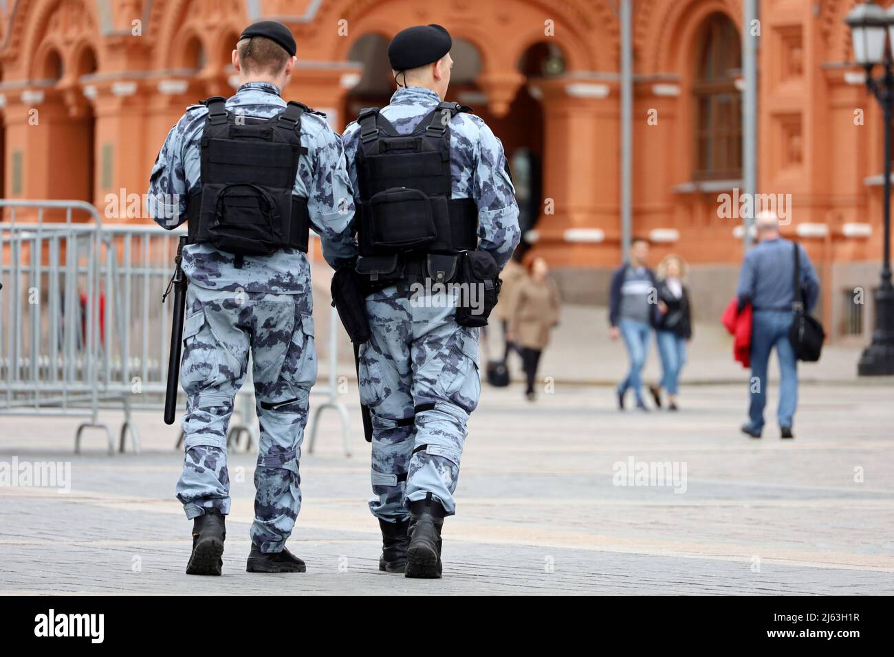 Russische Streitkräfte patrouillieren in kugelsicheren Westen auf dem Roten Platz in Moskau Stockfoto