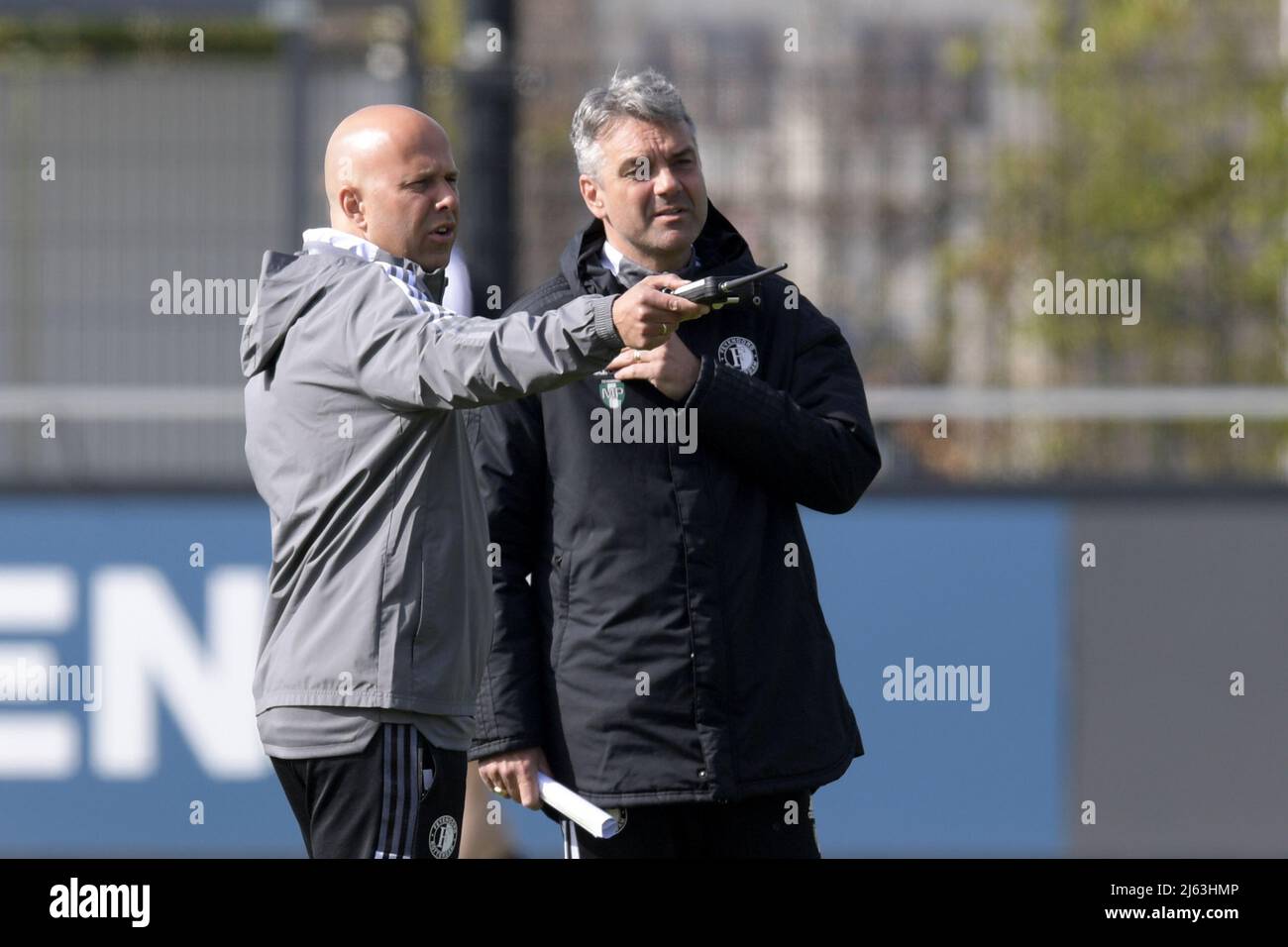 ROTTERDAM - (lr) Feyenoord Trainer Arne Slot, Feyenoord Trainer Marino Pusic während der Trainingseinheit vor dem Spiel zwischen Feyenoord und Olympique Marseille im Halbfinale der Konferenzliga am Trainingscomplex 1908 am 27. April 2022 in Rotterdam, Niederlande. ANP GERRIT VAN COLOGNE Stockfoto