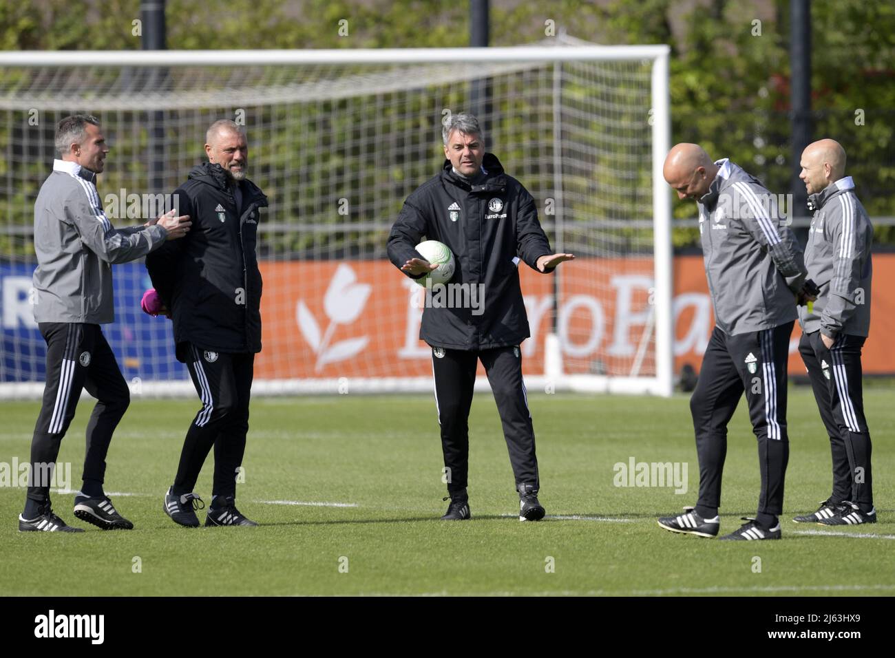 ROTTERDAM - (lr) Feyenoord Assistant Coach Robin van Persie , Feyenoord Assistant Coach John de Wolf , Feyenoord Assistant Coach Marino Pusic , Feyenoord Trainer Arne Slot während des Trainings vor dem Spiel zwischen Feyenoord und Olympique Marseille im Halbfinale der Konferenzliga am Trainingscomplex 1908 am 27. April 2022 in Rotterdam, Niederlande. ANP GERRIT VAN COLOGNE Stockfoto