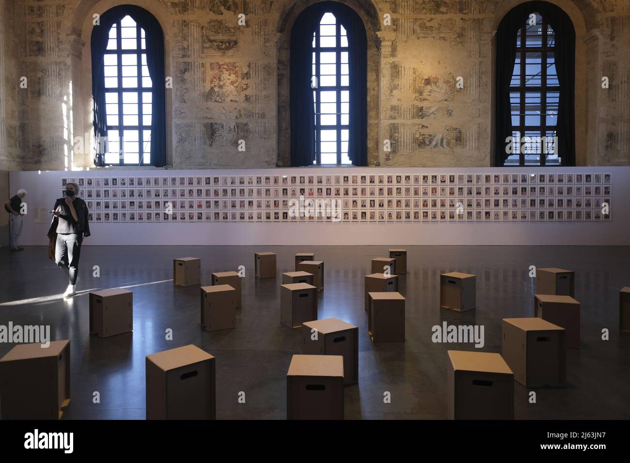 Verteidigung der Freiheit“. Ein militantes Kunstprojekt, das der Ukraine gewidmet ist, zu sehen in der Scuola Grande della Misericordia in Venedig, Italien, 27. April 2022 Stockfoto