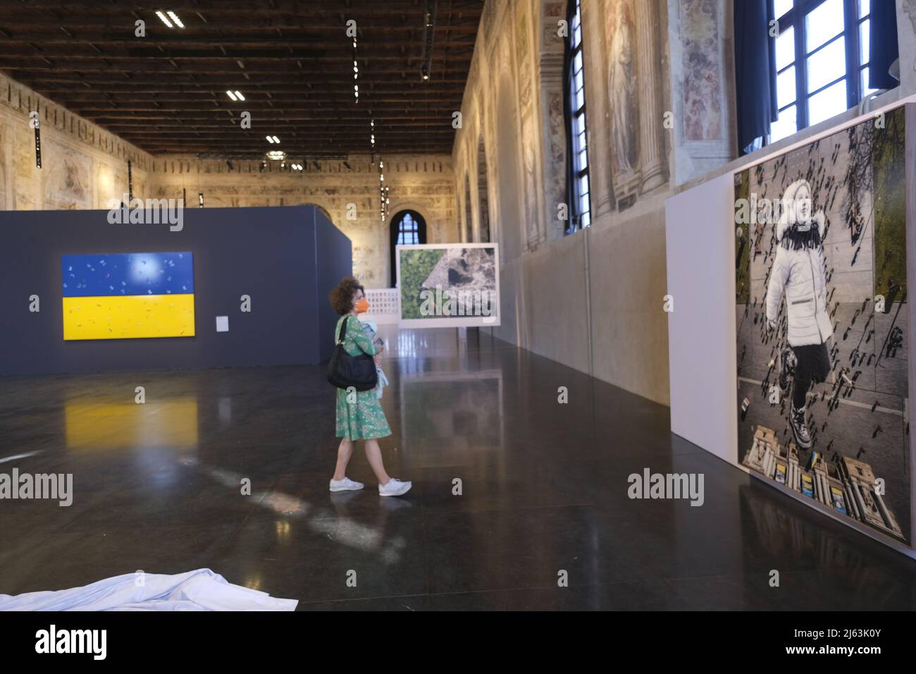 Verteidigung der Freiheit“. Ein militantes Kunstprojekt, das der Ukraine gewidmet ist, zu sehen in der Scuola Grande della Misericordia in Venedig, Italien, 27. April 2022 Stockfoto
