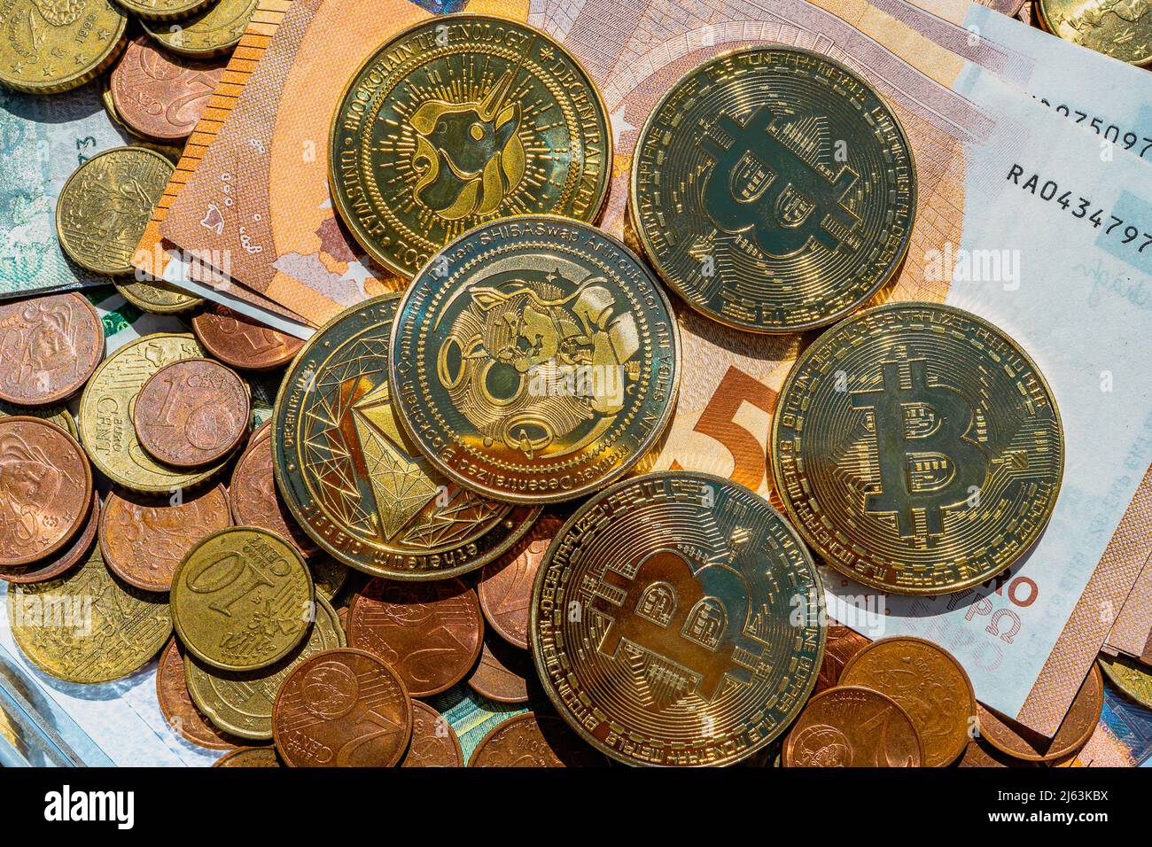 Nahaufnahme von Euro-Banknoten und Kryptowährungsmünzen auf Eurocent. Hochwertige Fotos Stockfoto