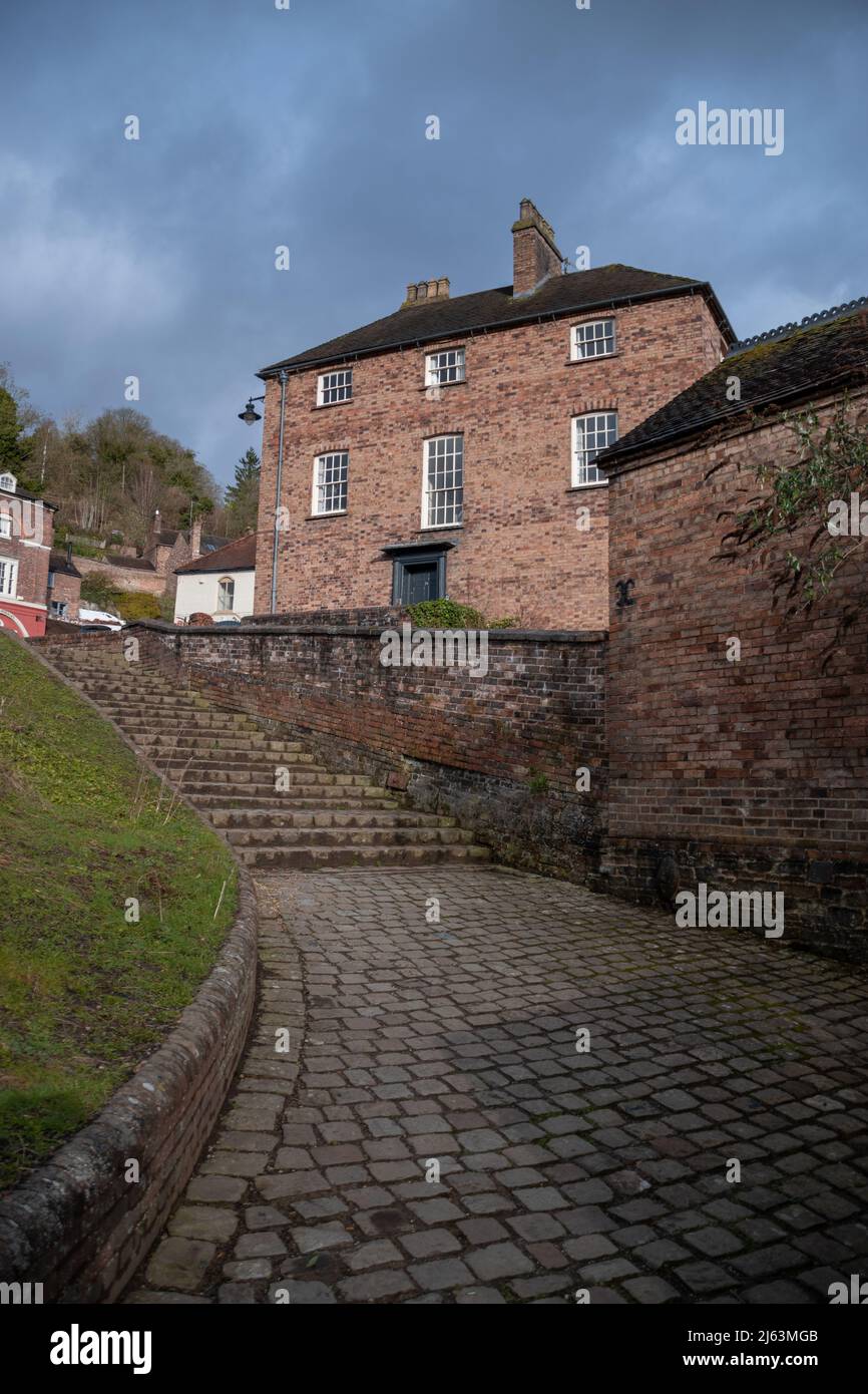 Altes Haus auf einer geschwungenen Treppe in der Ironbridge Gorge im Stadtteil Telford und Wrekin in Shropshire, England. Stockfoto