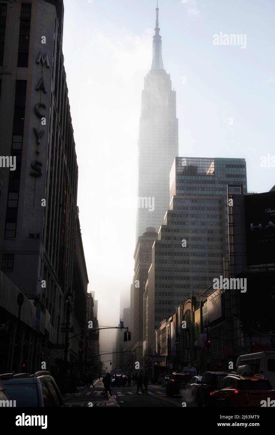 Stimmungsvoller Blick auf das Empire State Building in der 34. Street, Midtown Manhattan, New York, USA Stockfoto