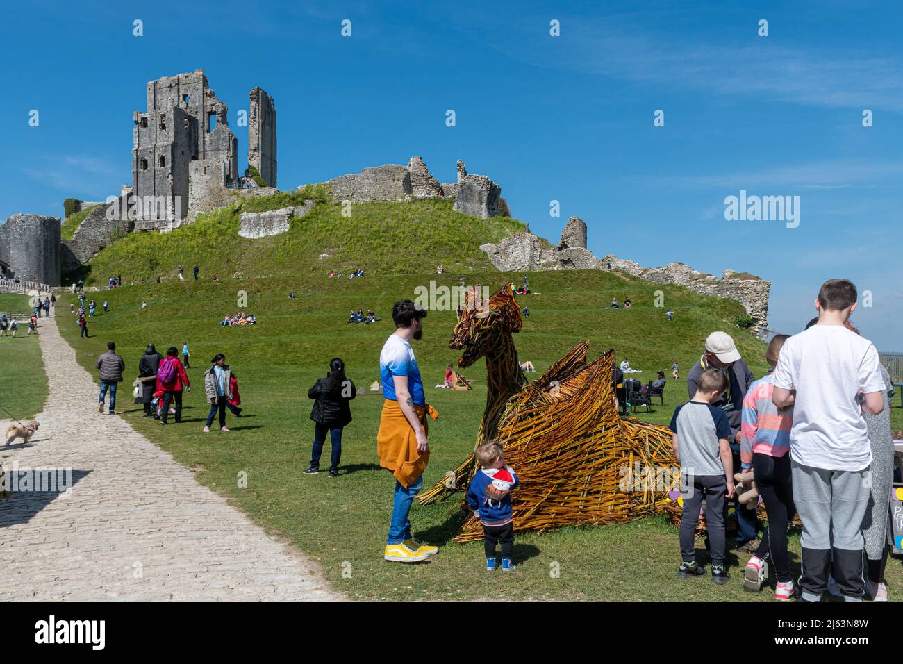 Corfe Castle in Dorset, England, Großbritannien, eine beliebte Touristenattraktion, die während der Osterferien mit besonderen Veranstaltungen besucht wird Stockfoto