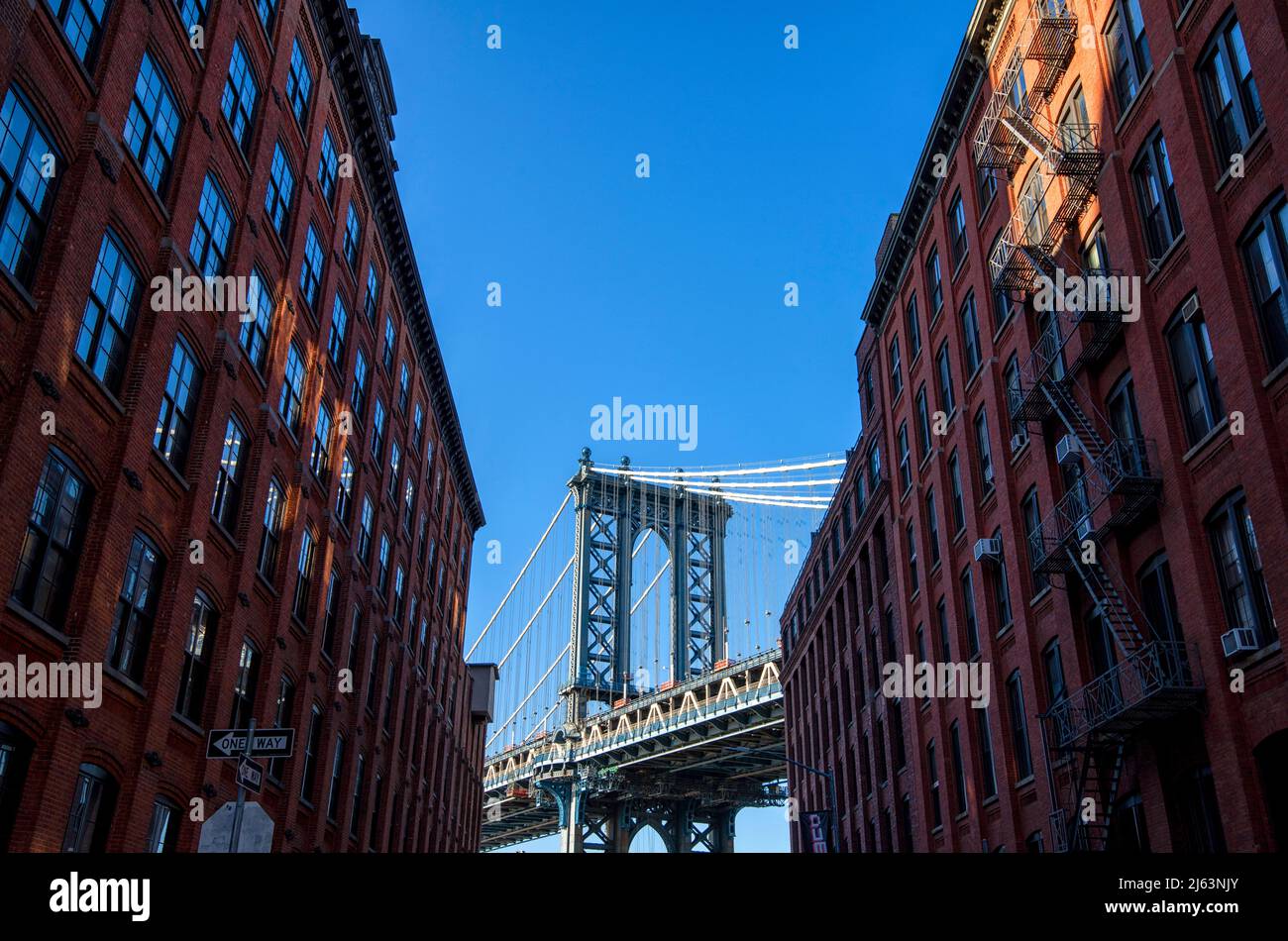 Berühmte Ansicht der Manhattan Bridge, aufgenommen von DUMBO in Brooklyn, New York, USA Stockfoto