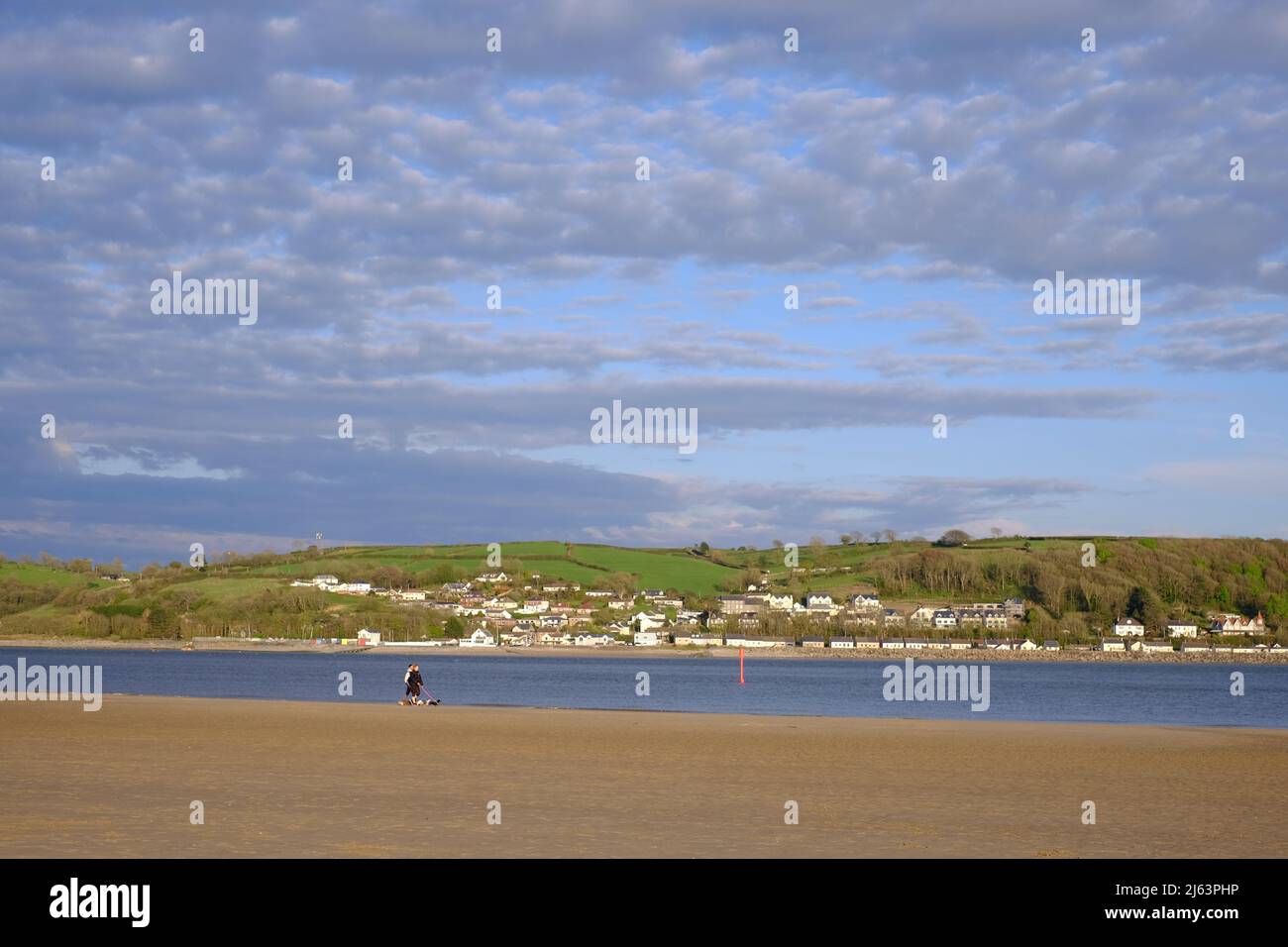 Blick vom Llansteffan Strand über den Fluss Towy in Richtung Ferryside am gegenüberliegenden Flussufer. Carmarthenshire, Wales. Stockfoto Blick vom Llansteffan Strand über den Fluss Towy in Richtung Ferryside am gegenüberliegenden Flussufer. Carmarthenshire, Wales. Stockfoto