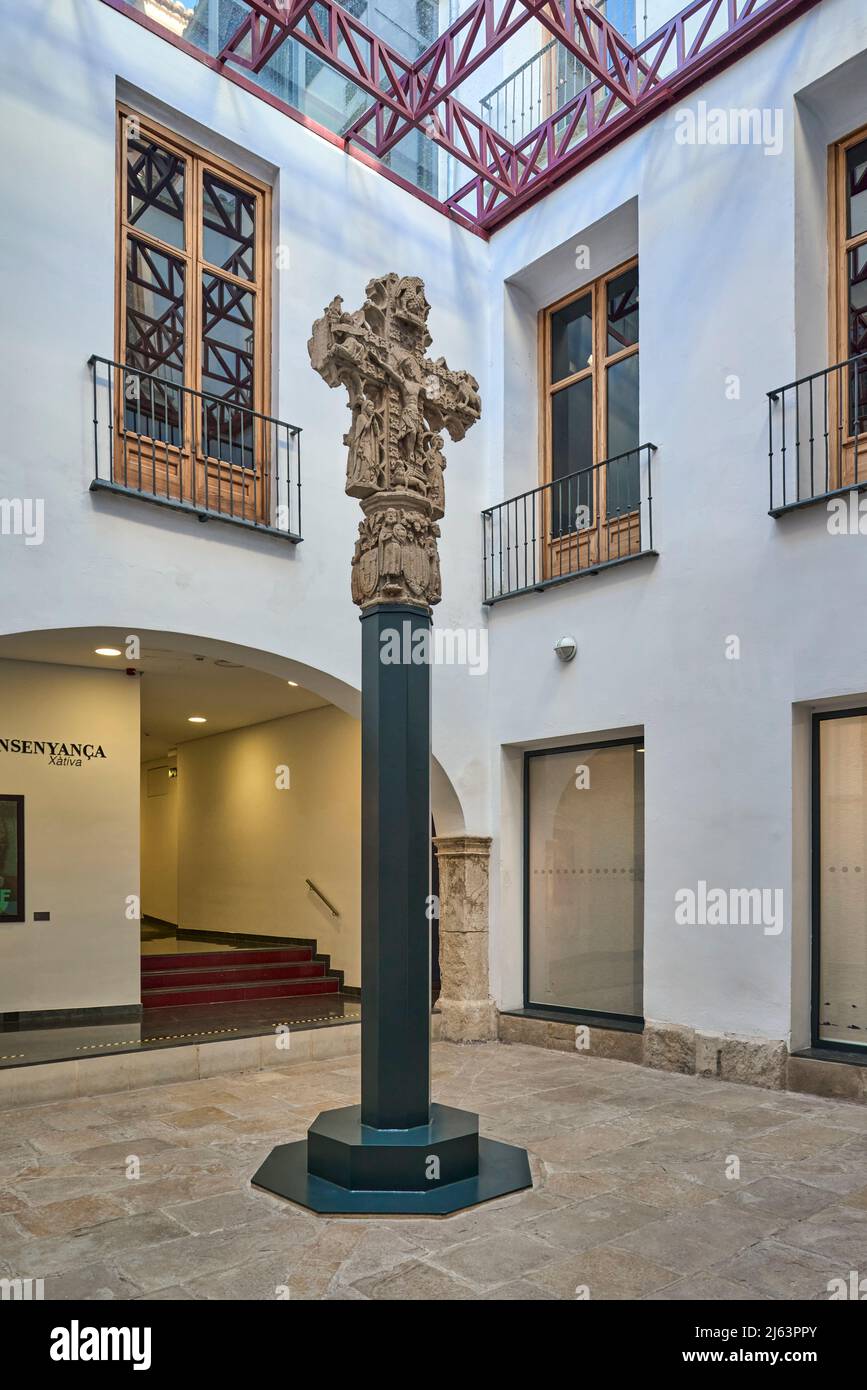 Überqueren Sie für Wanderer. Probe des Terminus-Kreuzes, geschnitzt in Kalkstein und spätgotischem Stil. Im Museum von Jativa, Valencia, Spanien, Europa Stockfoto