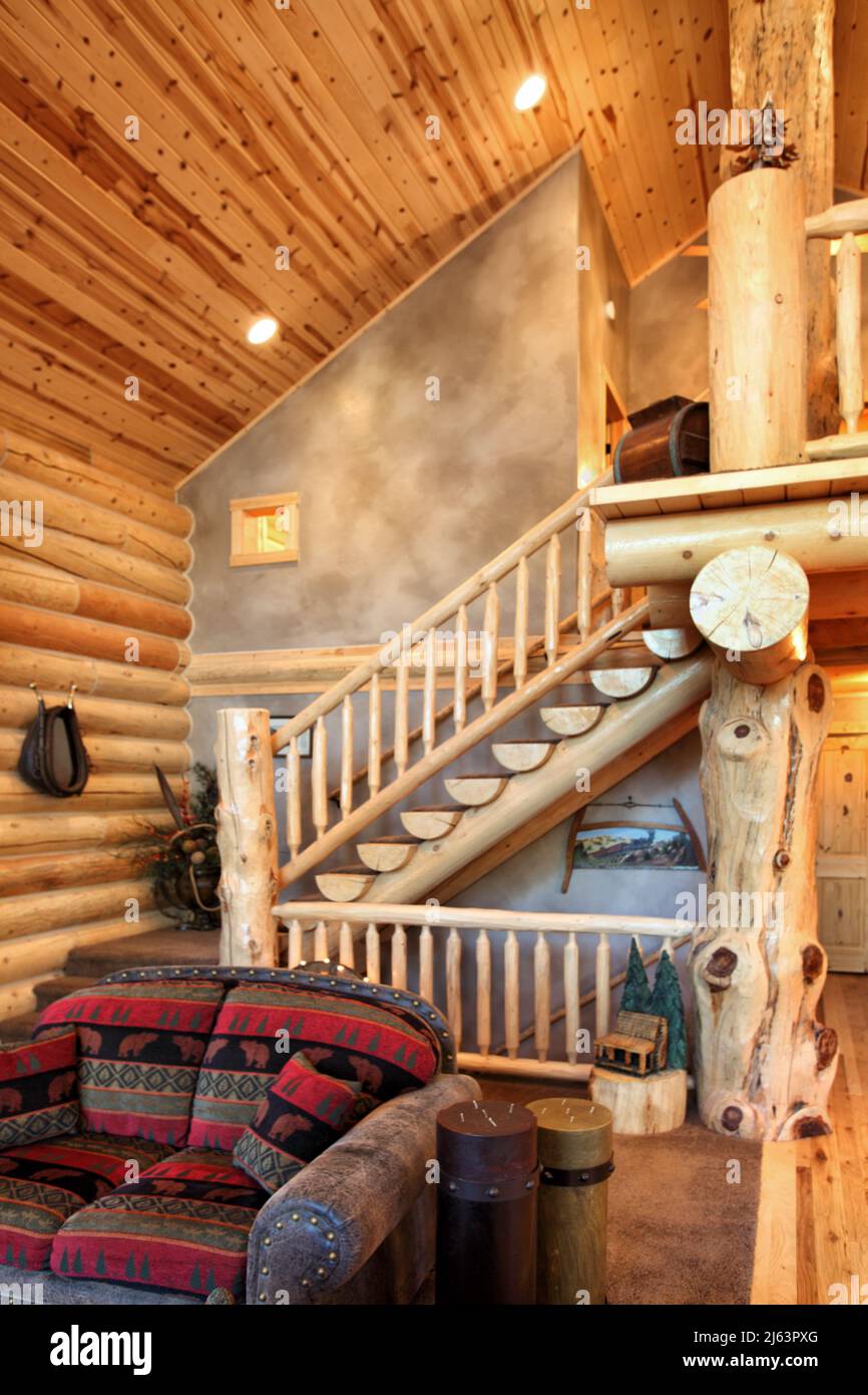 Ein luxuriöses Wohnzimmer, mit komfortabler Einrichtung, in einer modernen Blockhütte in den Bergen. Stockfoto