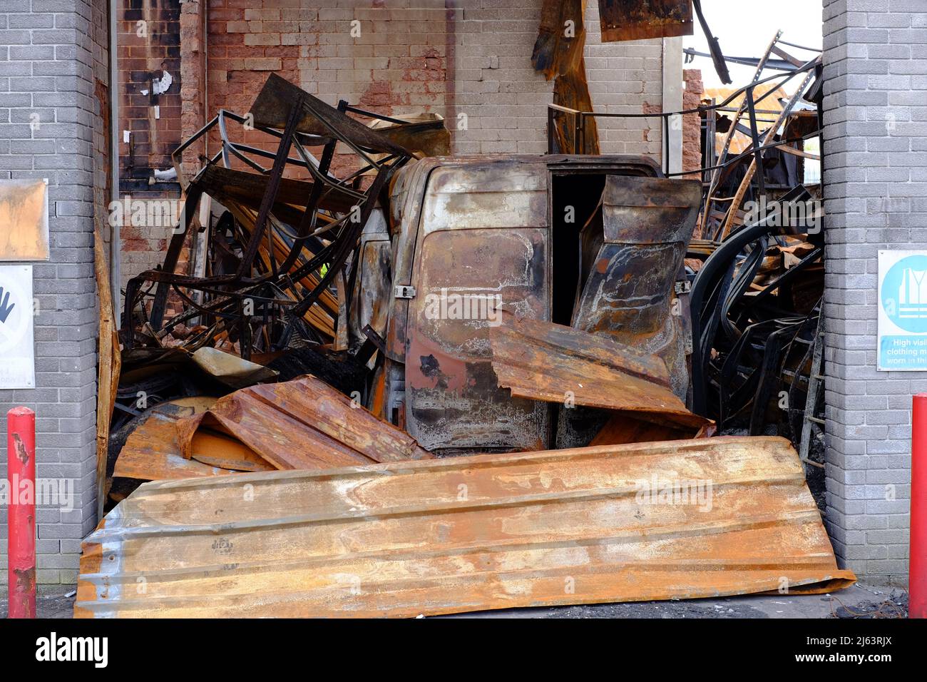 Geschäftsräume und Ausrüstung, die bei einem Brandanschlag durch einen Brand zerstört wurden. Tiverton Devon Großbritannien Stockfoto