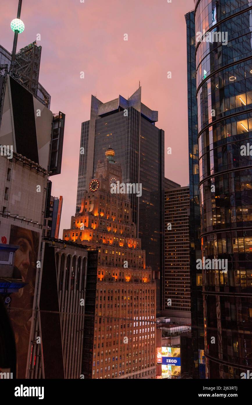 Der Times Square wurde vom Dach des Knickerbocker Hotels in Midtown Manhattan, New York, USA, eingefangen Stockfoto