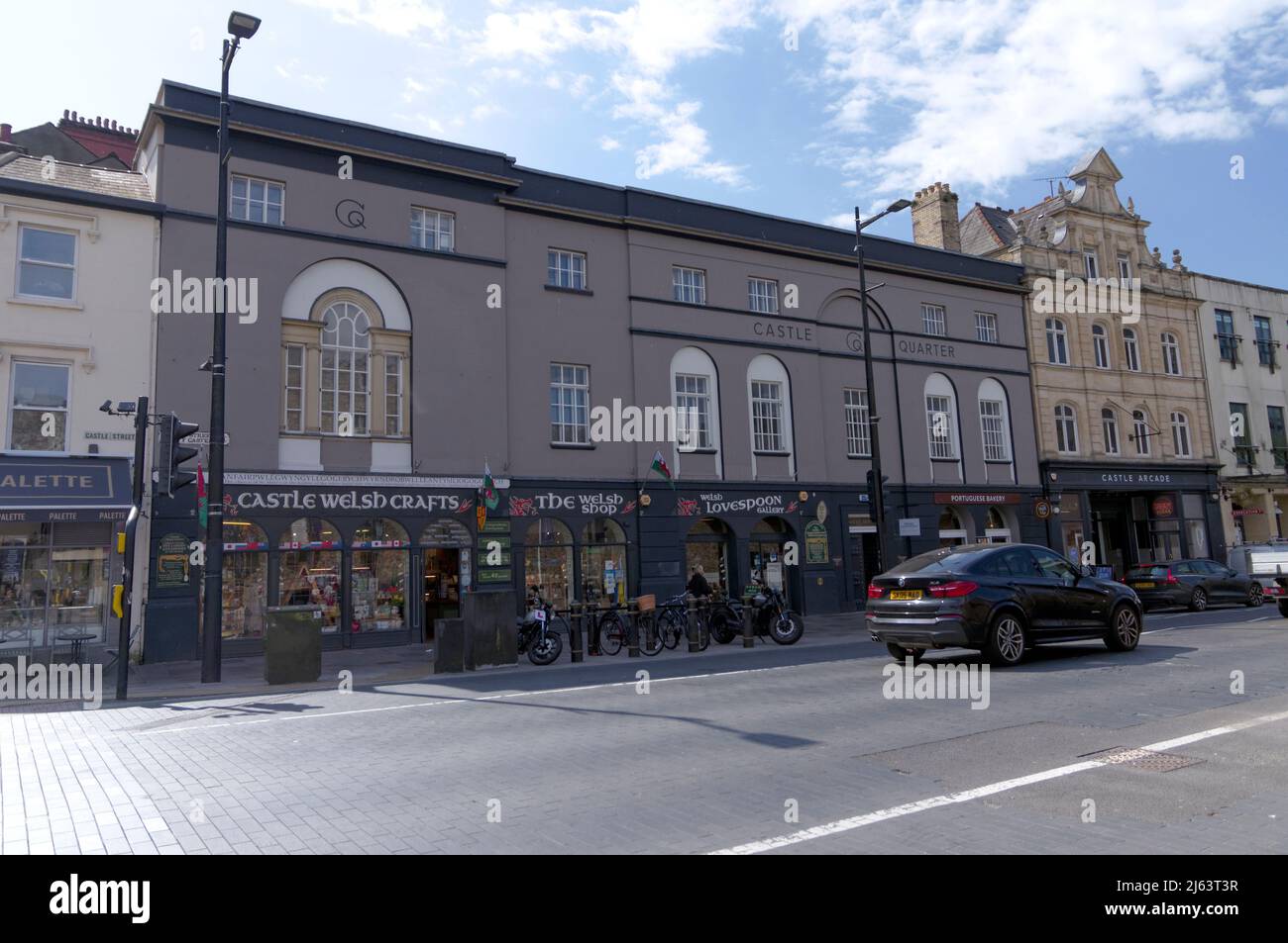 Der walisische Handwerksladen, ein altes Gebäude im Zentrum von Cardiff, liegt an der Castle Street, gegenüber dem Eingang zum Cardiff Castle Stockfoto