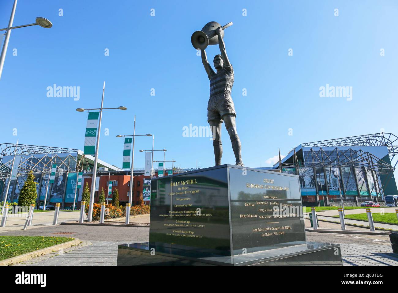 Statue von Billy McNeil, der einen Pokal hält, der 1967 ihren Europameisterschaftscup anzeigt, vor dem Fußballstadion Parkhead, dem Heimstadion des Celtic FC Stockfoto