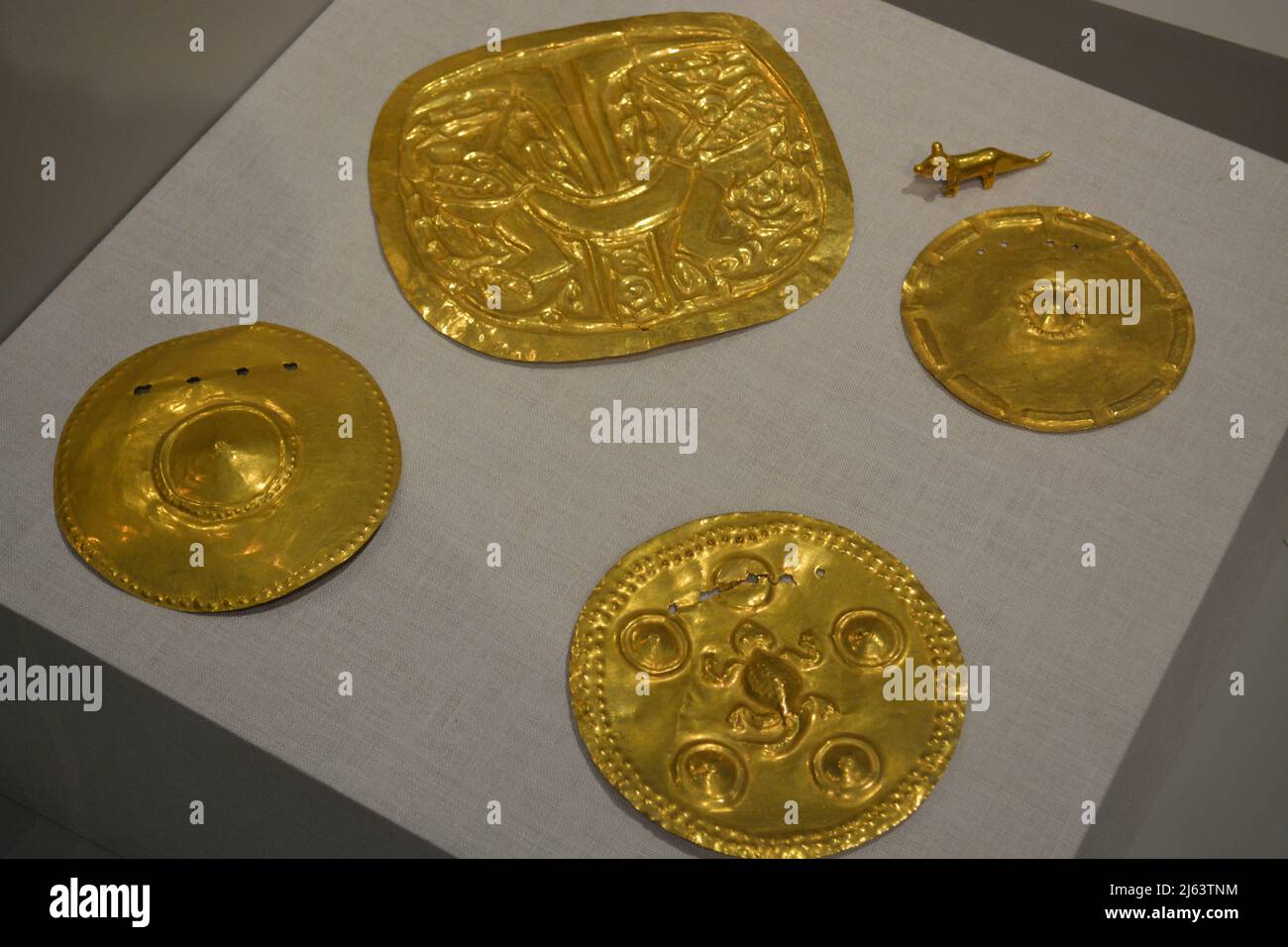 Goldplaketten alter Kulturen Mittelamerikas, Ausstellung im Dallas Museum of Art Stockfoto