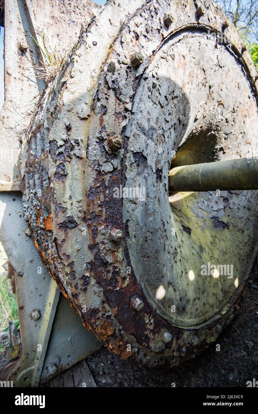 Relikte aus einer industriellen Vergangenheit liegen neben dem Enginuity-Gebäude im Coalbrookdale Museum of Iron, Ironbridge, Telford. Stockfoto