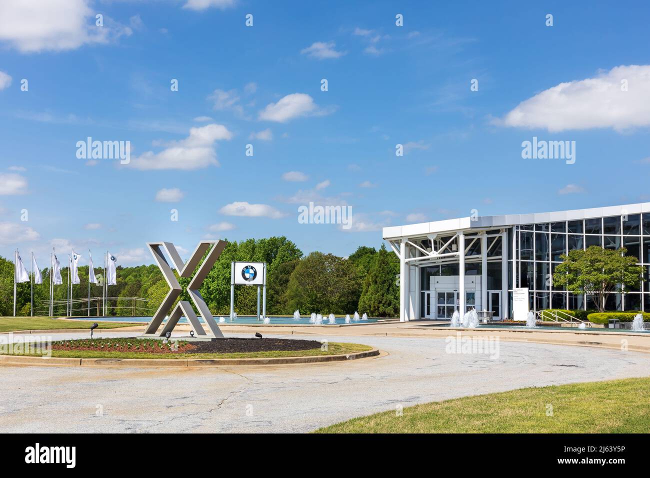 GREER, SC, USA 24. APRIL 2022: BMW Zentrum Visitors Center, zeigt Gebäude, Flaggen und BMW-Schilder. Stockfoto