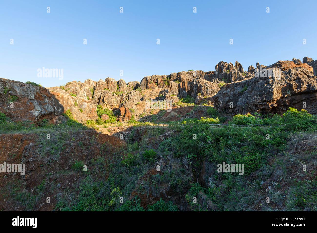 Der Eiserne Hügel (Cerro del Hierro), erodierte Landschaft alter verlassene Minen im Naturpark Sierra Norte von Sevilla, Andalusien, Spanien Stockfoto