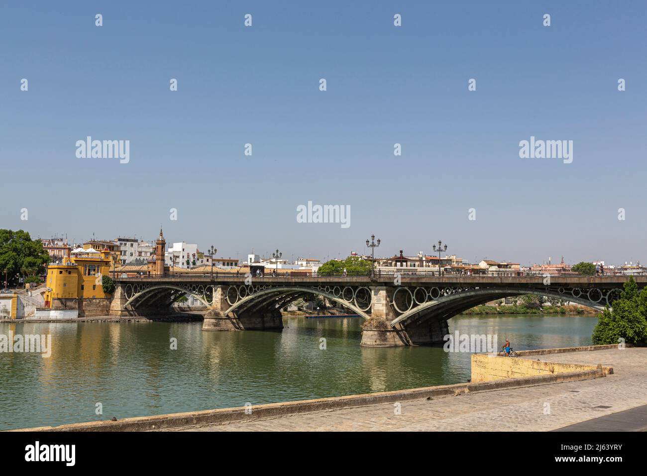 Blick auf die Triana-Brücke über den Guadalquivir-Fluss in Sevilla, Spanien Stockfoto