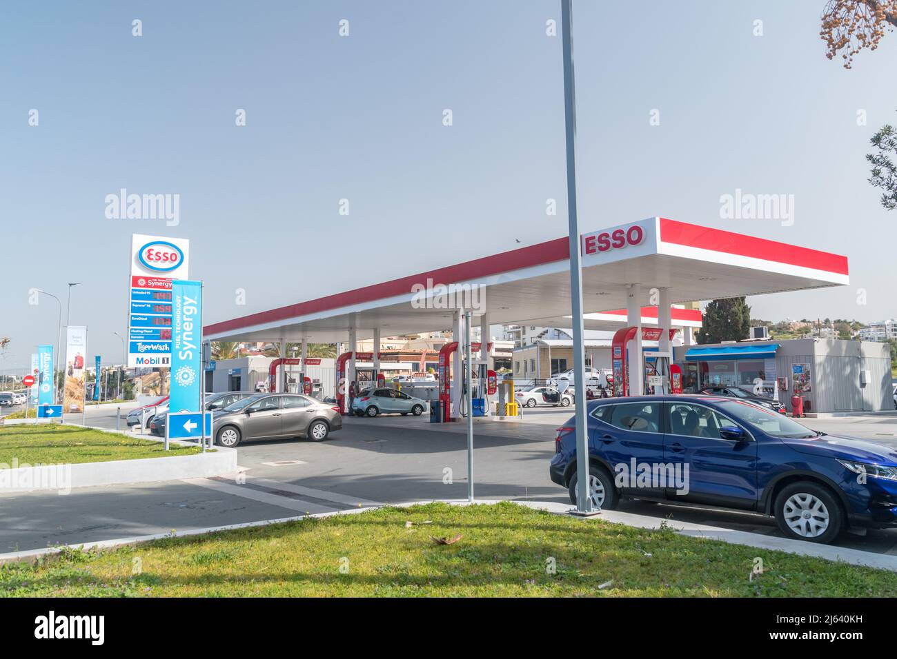 Paphos, Zypern - 2. April 2022: Esso-Tankstelle in Paphos. Esso ist ein Handelsname für ExxonMobil. Stockfoto