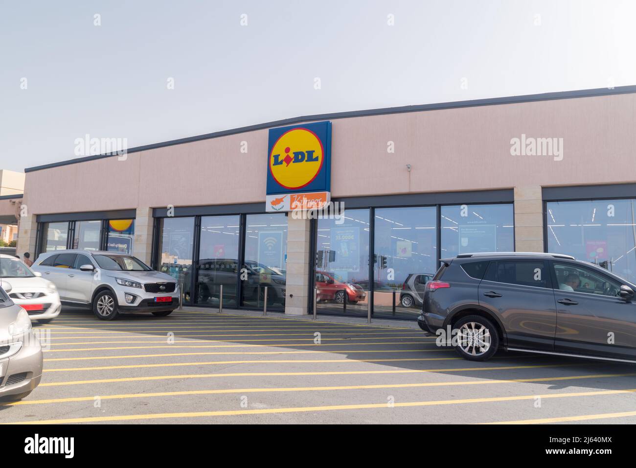 Paphos, Zypern - 2. April 2022: Lidl Supermarkt in Zypern. Stockfoto