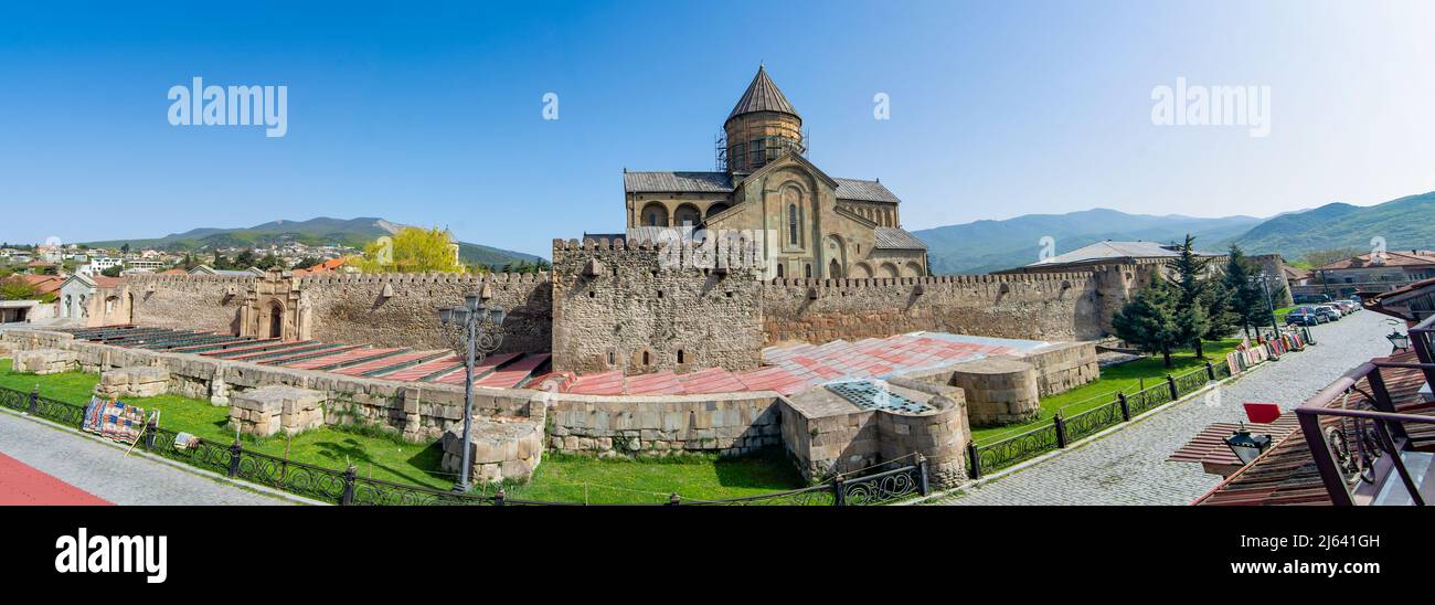 Panoramablick auf die mittelalterliche Kathedrale Svetitskhoveli und Umgebung. Mzcheta, Georgia. Kaukasusregion Stockfoto