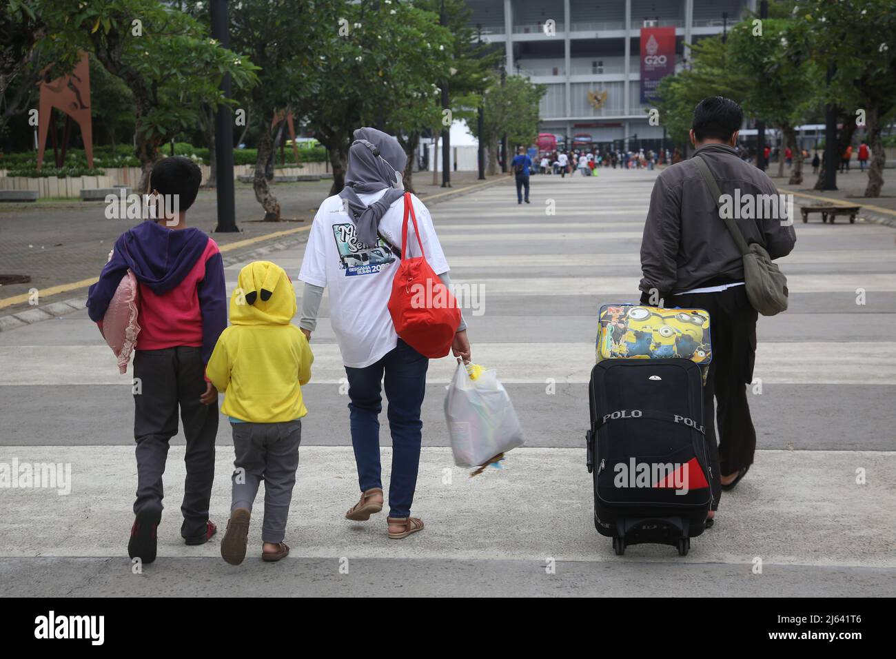 Jakarta, Indonesien. 27. April 2022. Eine Reihe von Homecomern nehmen am kostenlosen Homecoming-Programm des 2022 Healthy Homecoming Safe Homecoming-Programms in der Gelora Bung Karno-Region, Jakarta, Teil. Insgesamt 12.450 Reisende mit 249 Bussen wurden vom Minister für Staatsunternehmen (BUMN), Erick Thohir, freigelassen. Das 2022 Healthy Homecoming Safe Homecoming Programm mit BUMN umfasst 25 Unternehmen, die zu staatlichen Unternehmen (BUMN) gehören, und erreicht 12.450 Personen mit Bussen, die 249 Einheiten erreichen. (Foto von Kuncoro Widyo Rumpoko/Pacific Press/Sipa USA) Quelle: SIPA USA/Alamy Live News Stockfoto